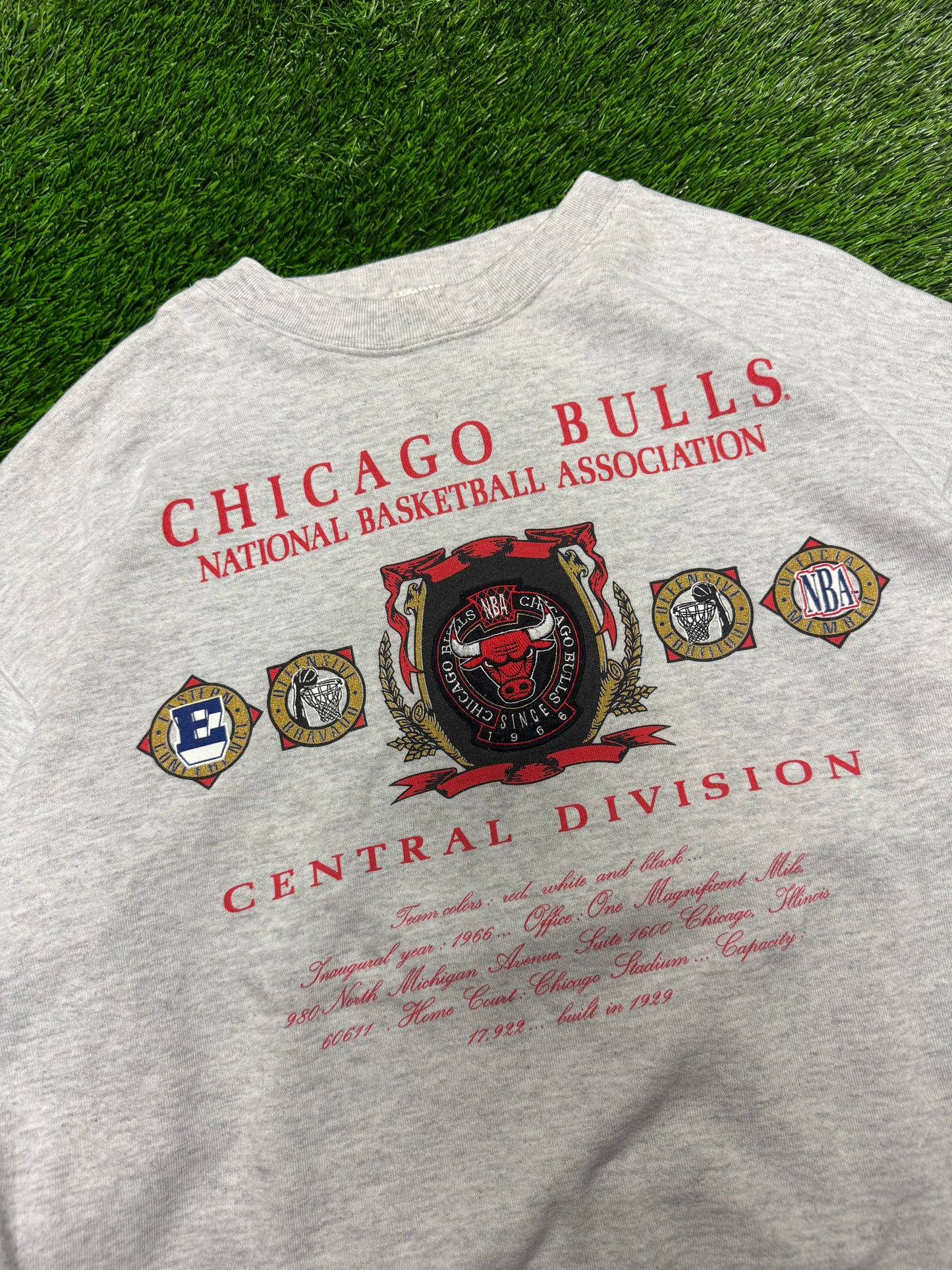 90s Chicago Bulls Vintage Distressed Nutmeg Crewneck (XL)