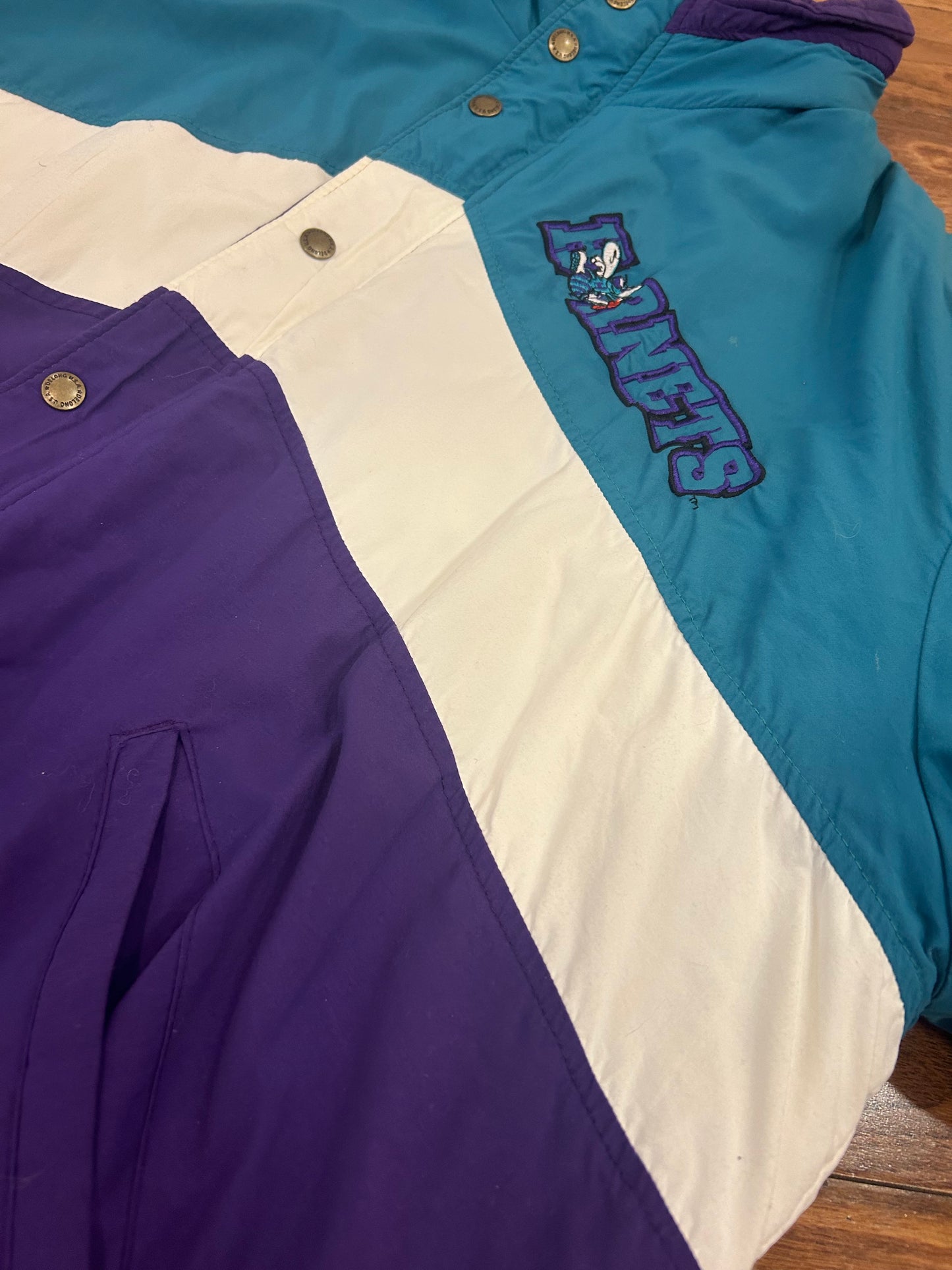 90s Charlotte Hornets DeLong Vintage NBA Puffer Jacket (L)