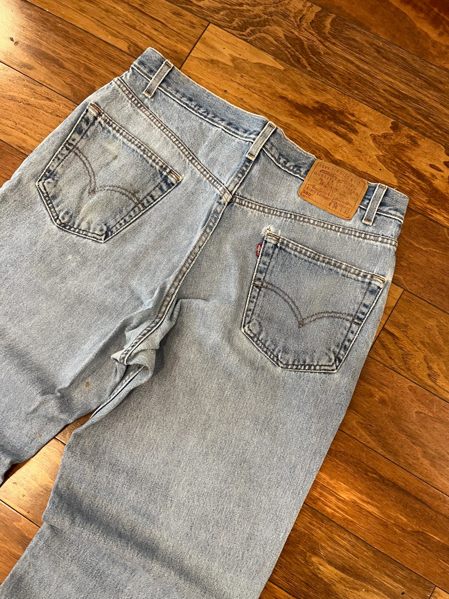 2000 Levi's 550 Light Wash Blue Jeans (36 x 32)
