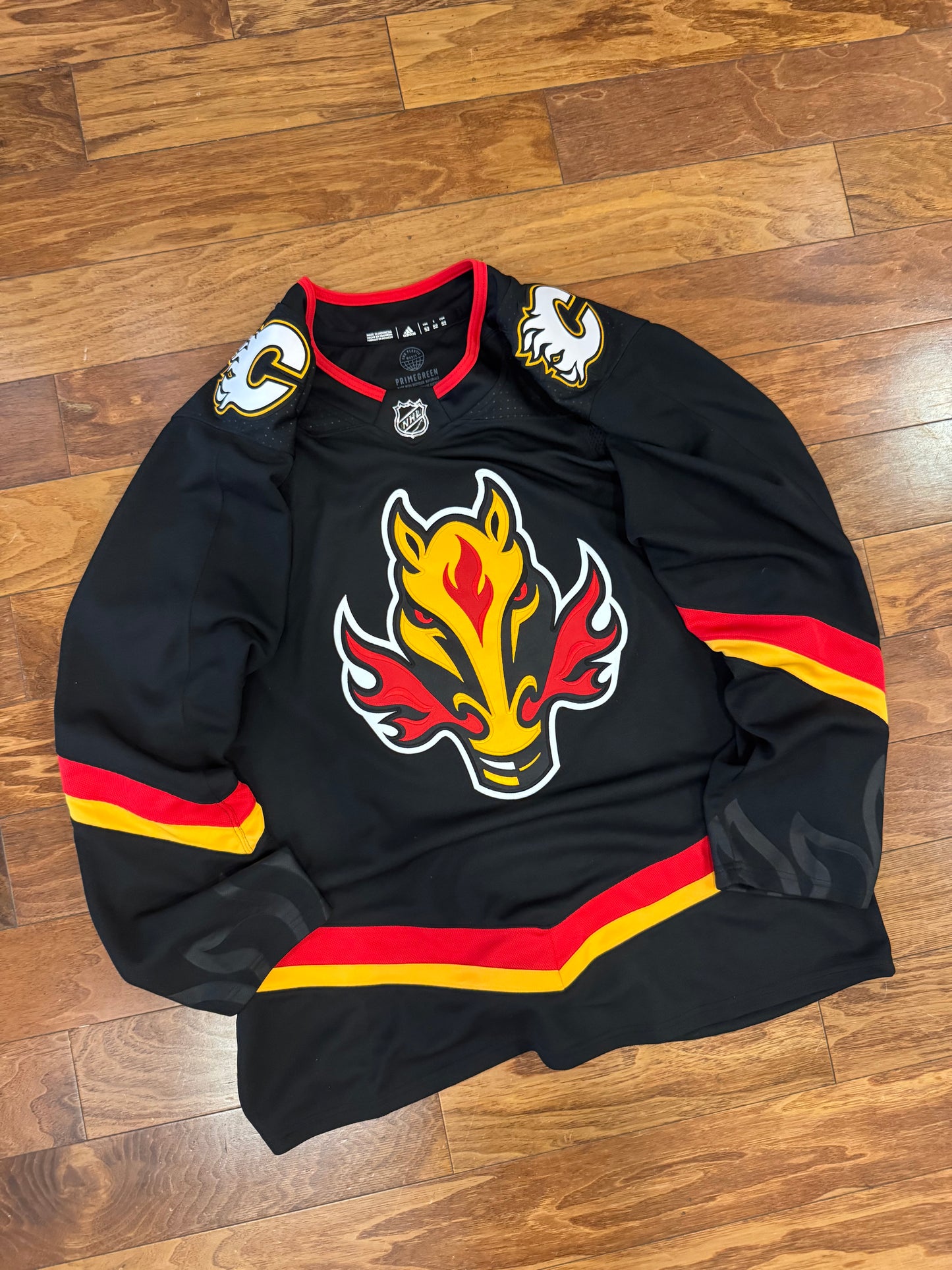 2022 Calgary Flames Adidas NHL Jersey (XL)
