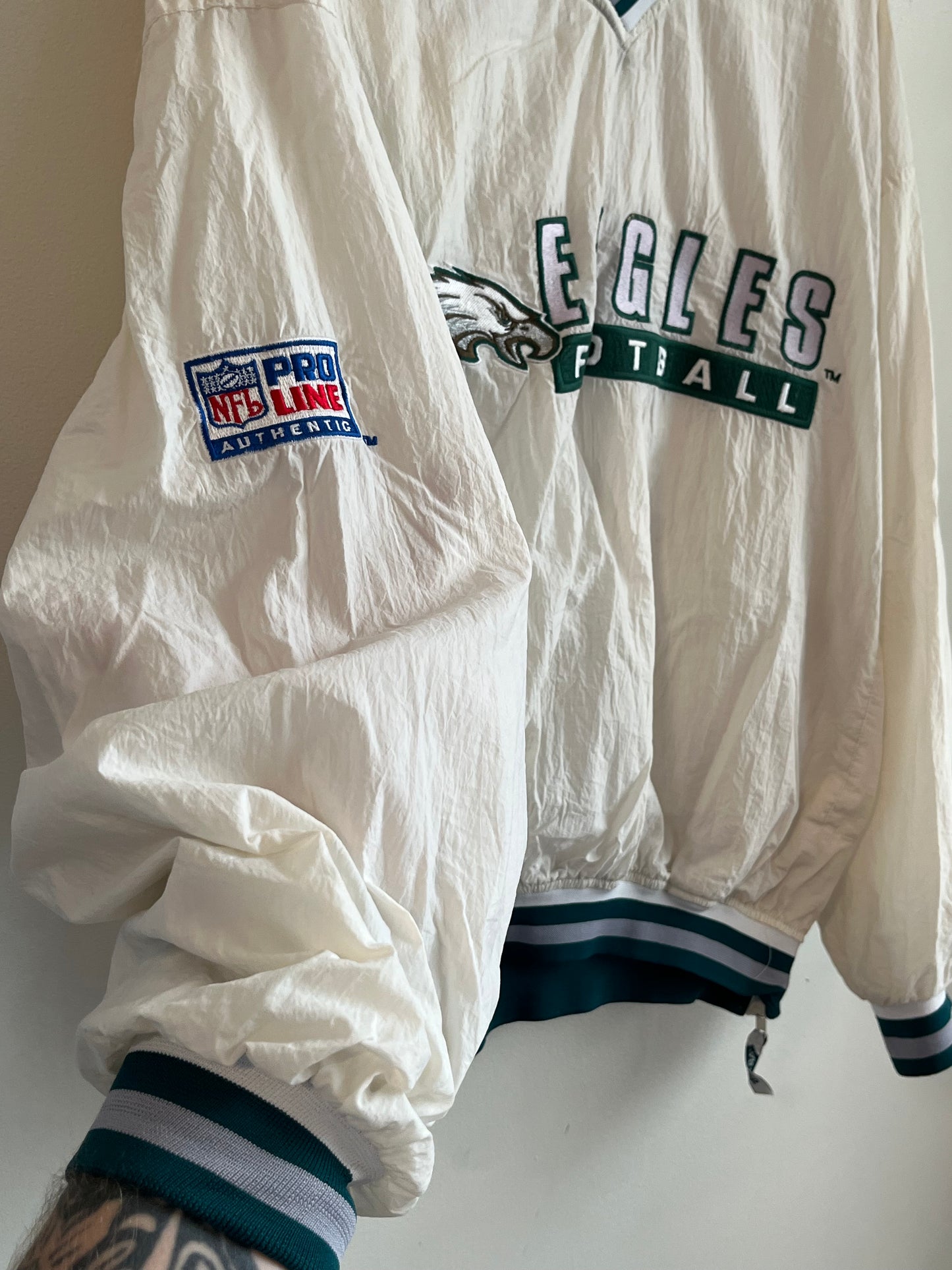1990s Philadelphia Eagles Embroidered Spell Out White Starter Windbreaker (XL)