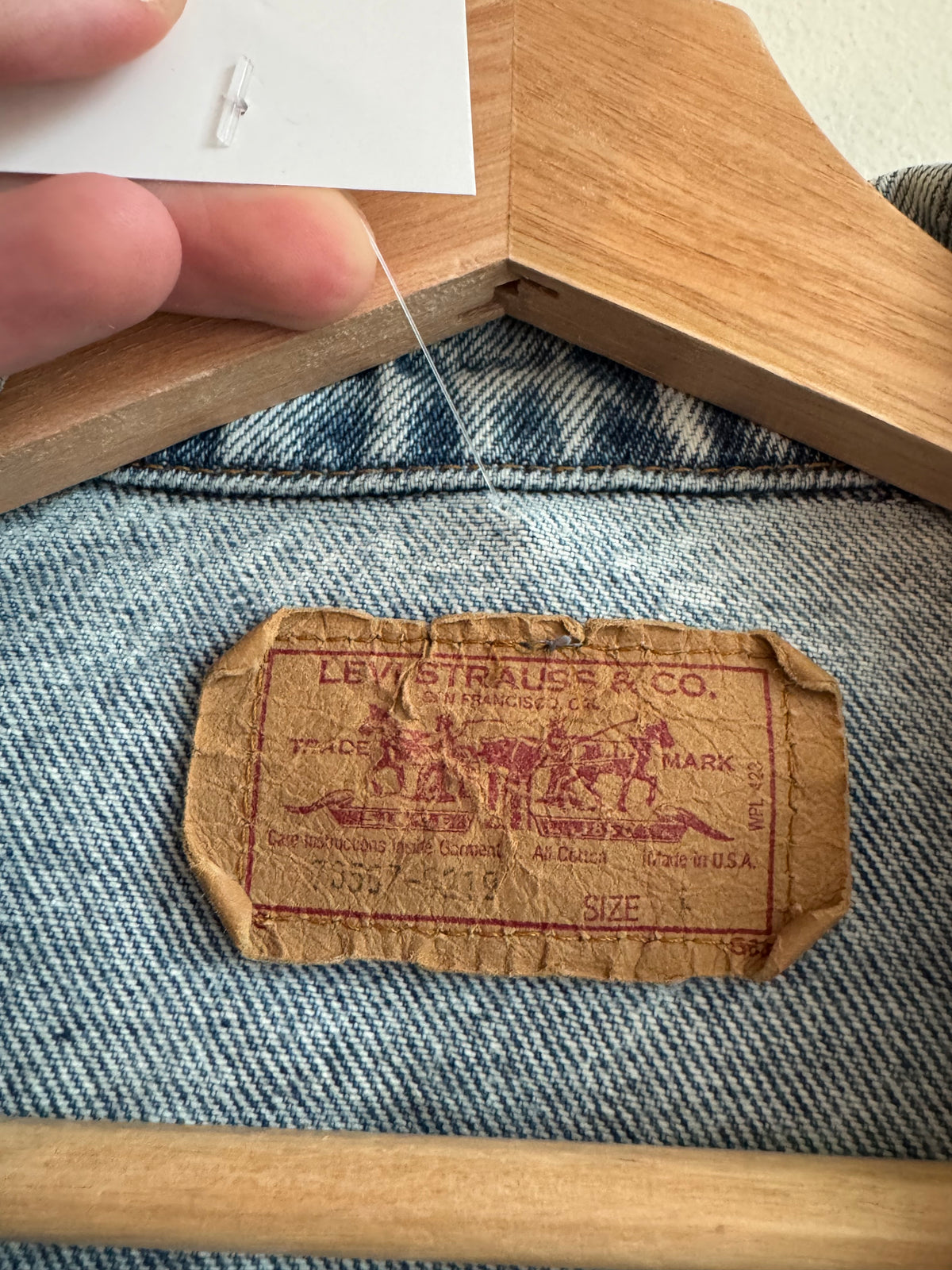 90s Levi's Faded Light Wash Denim Jacket (L)