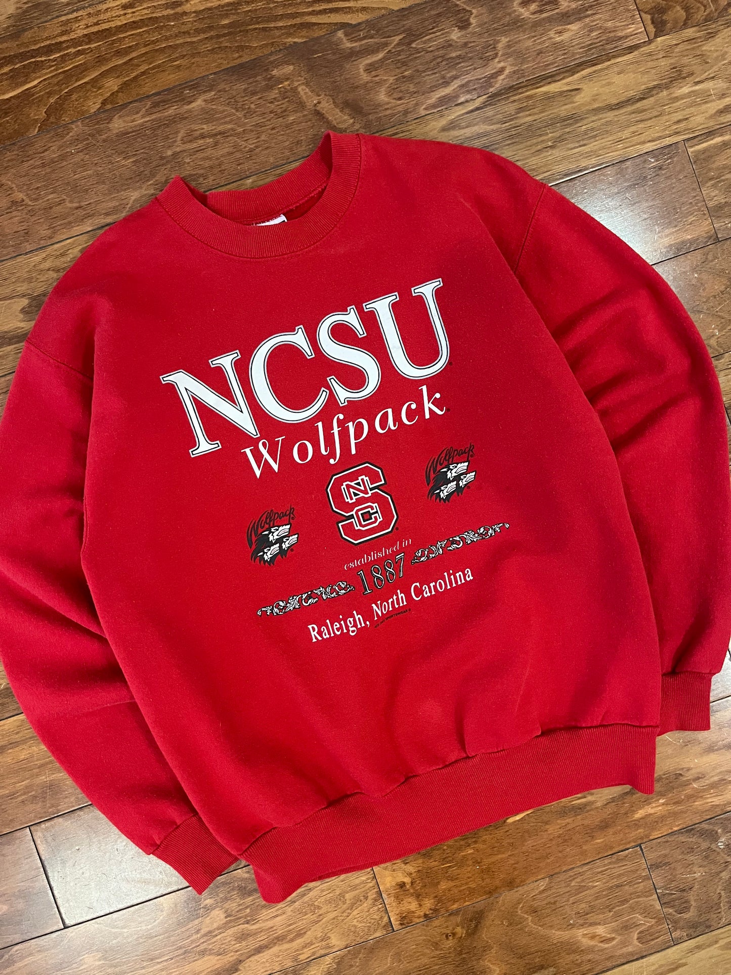 00s NC State University Wolfpack 3-Wolf Logo Vintage Crewneck (M)