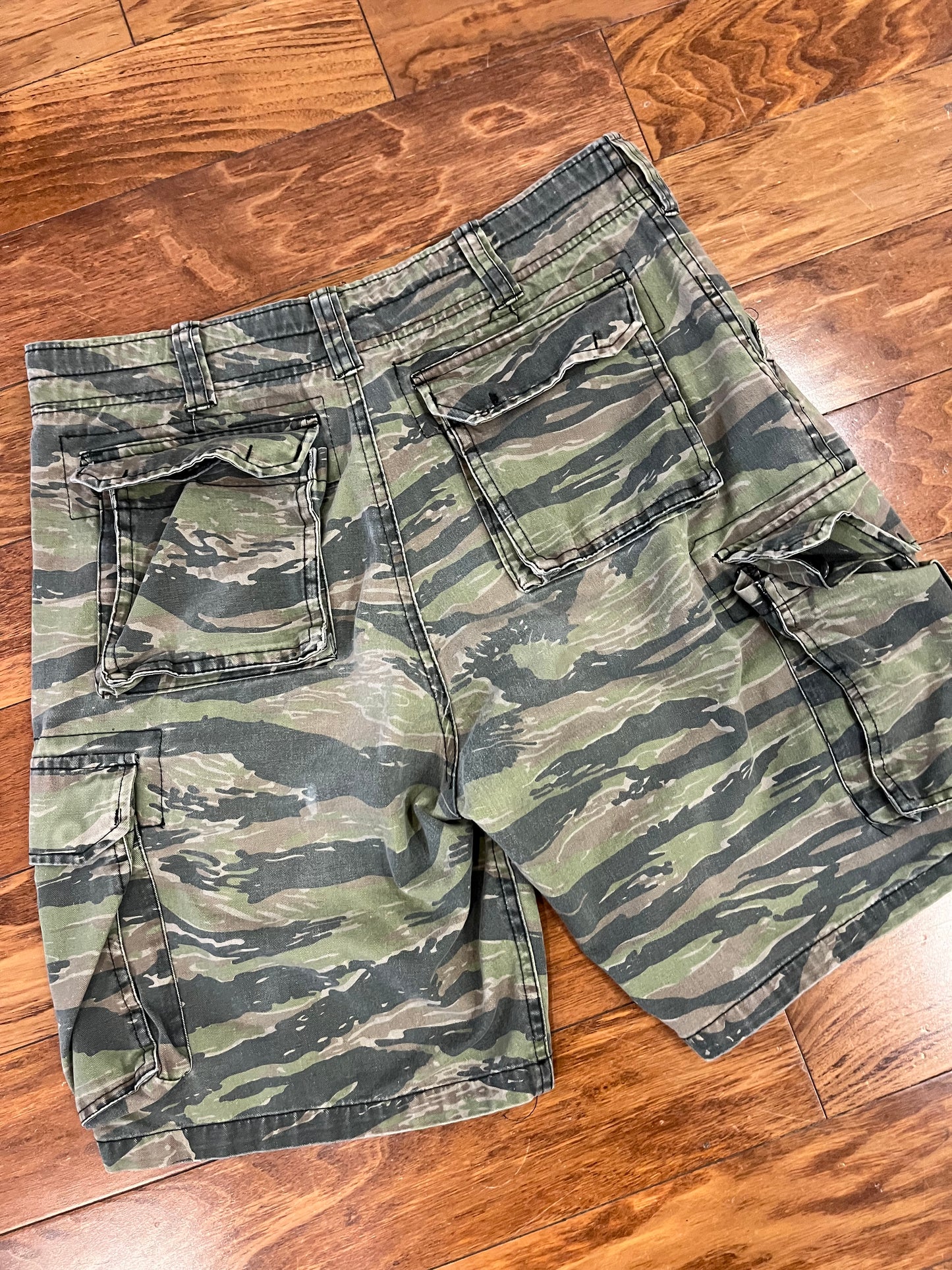 00s Military Camo Cargo Shorts (34)