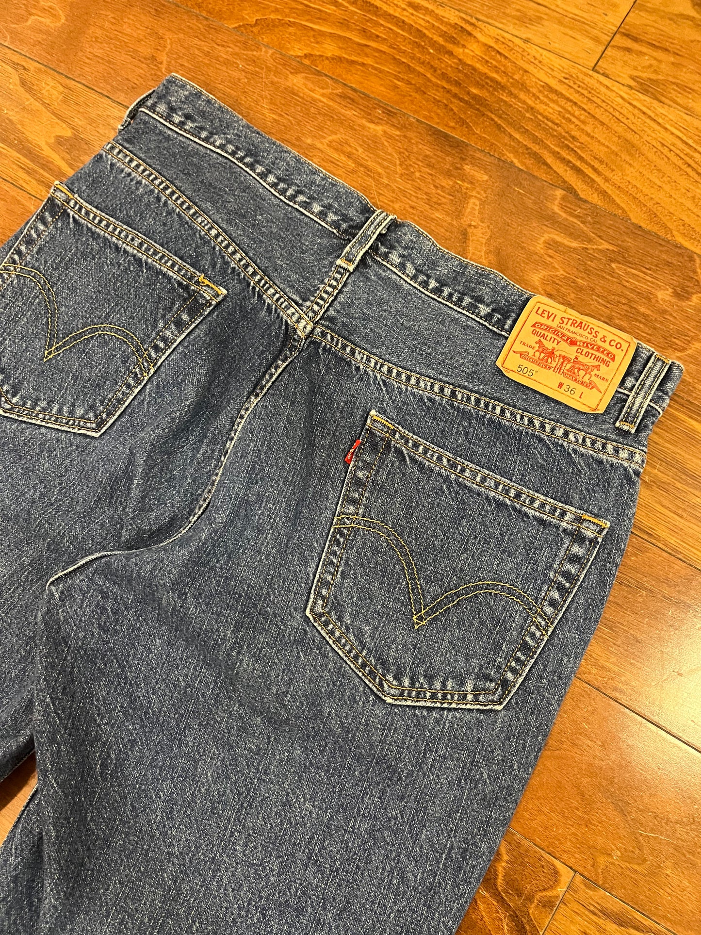 2007 Levi's 505 Dark Wash Jean Shorts (36)