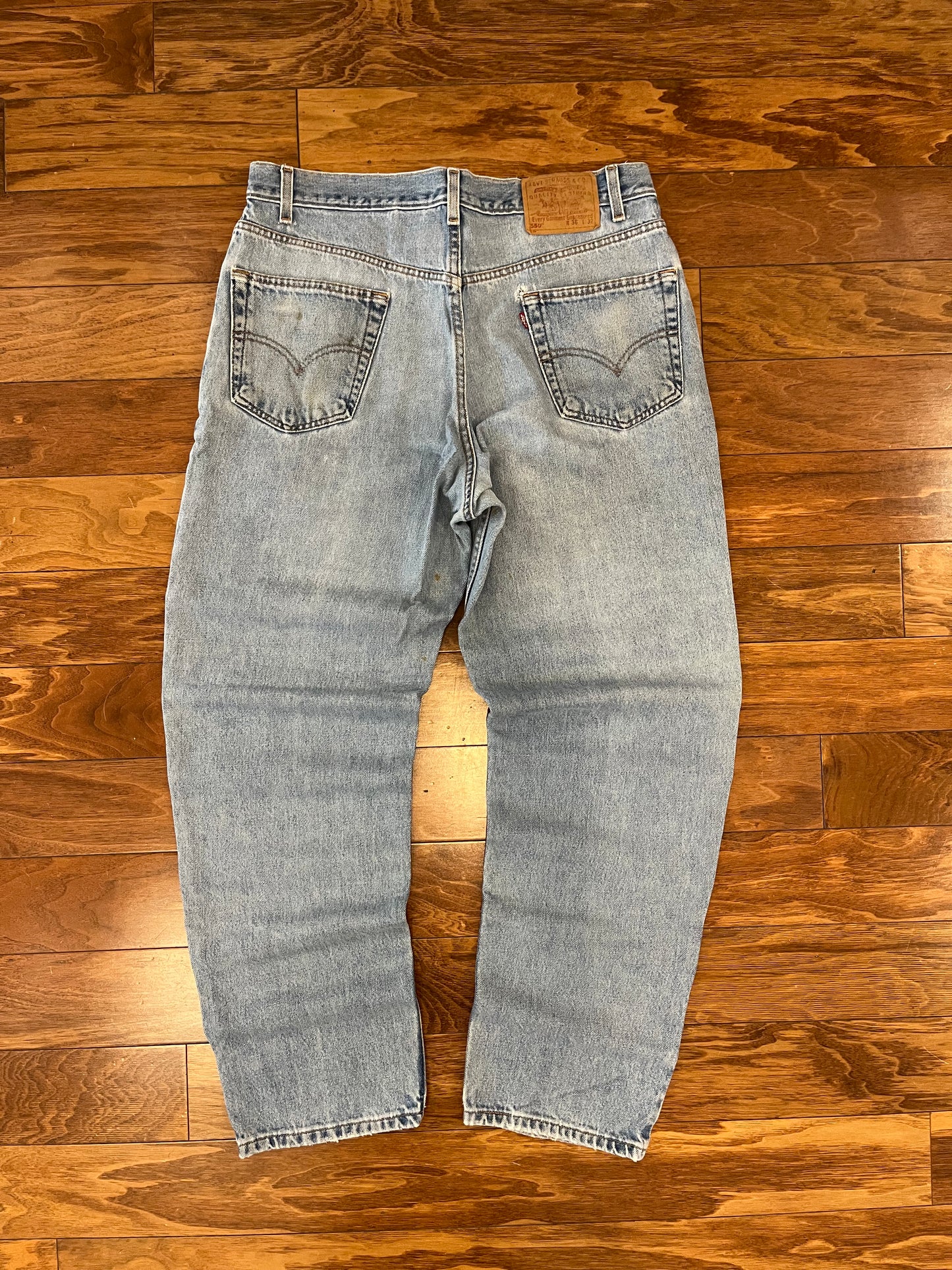 2000 Levi's 550 Light Wash Blue Jeans (36 x 32)
