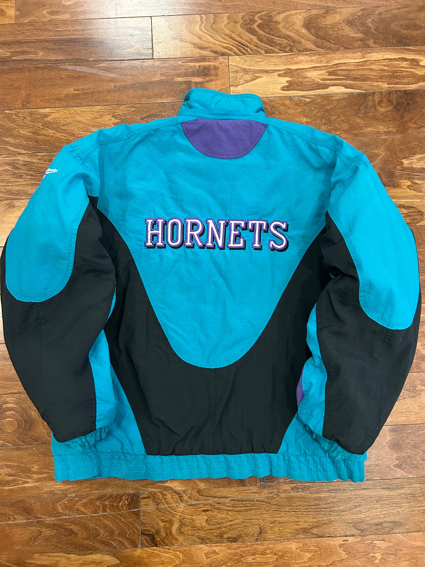 90s Charlotte Hornets Vintage Reebok Puffer Jacket (L)
