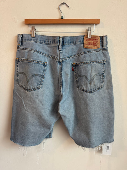 00s Levi's 550 Stained Light Wash Shorts (36)