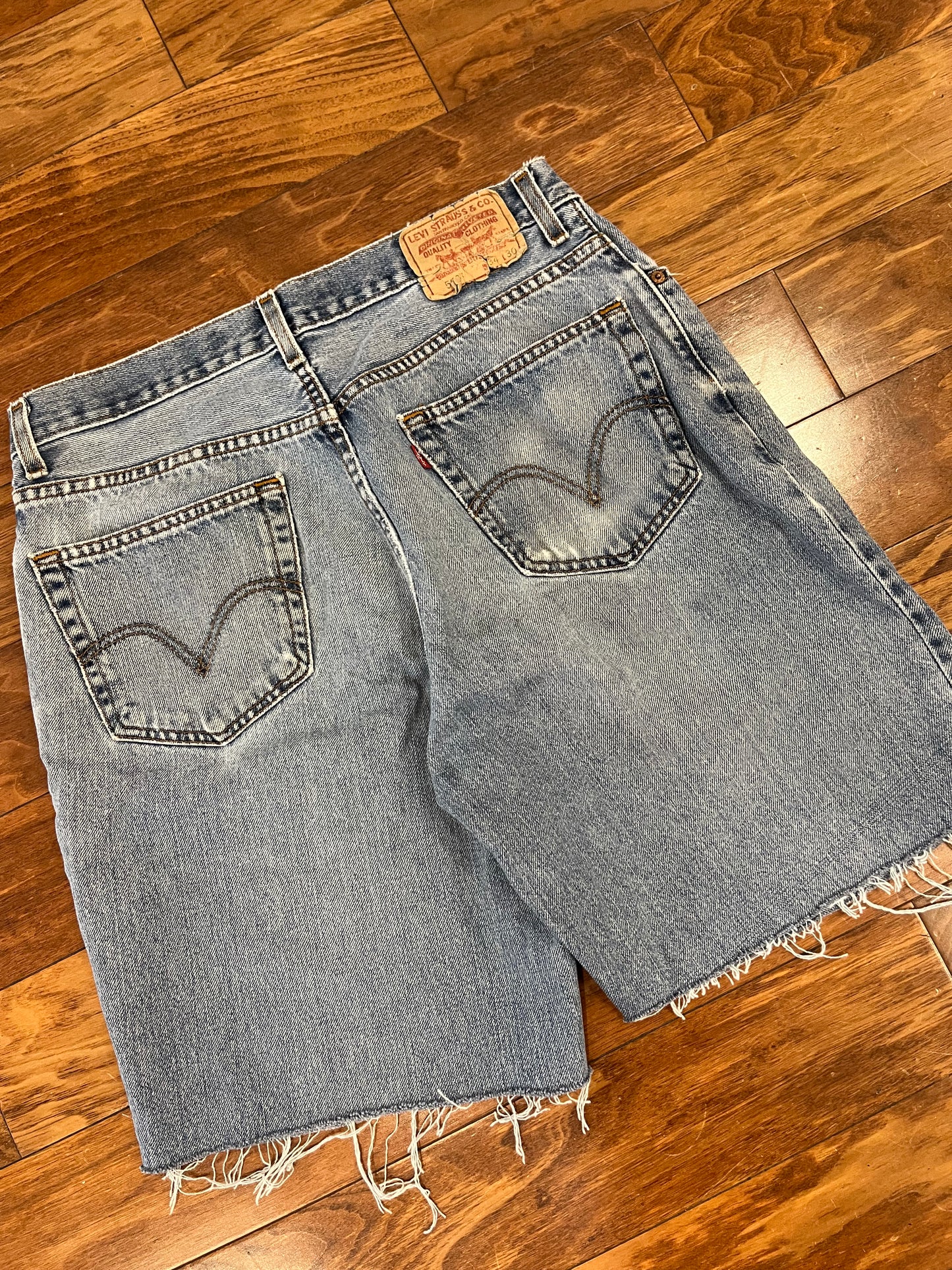 2004 Levi's 560 Distressed Light Wash Shorts (34)