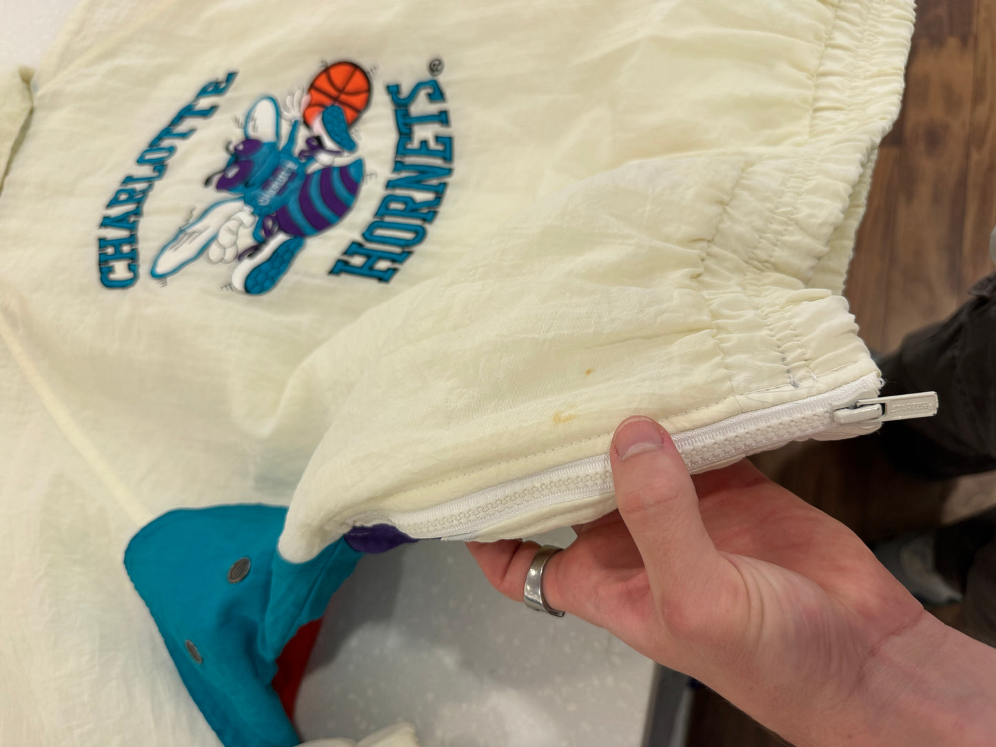 90s Charlotte Hornets Logo NBA White Puffer Starter Jacket (S)
