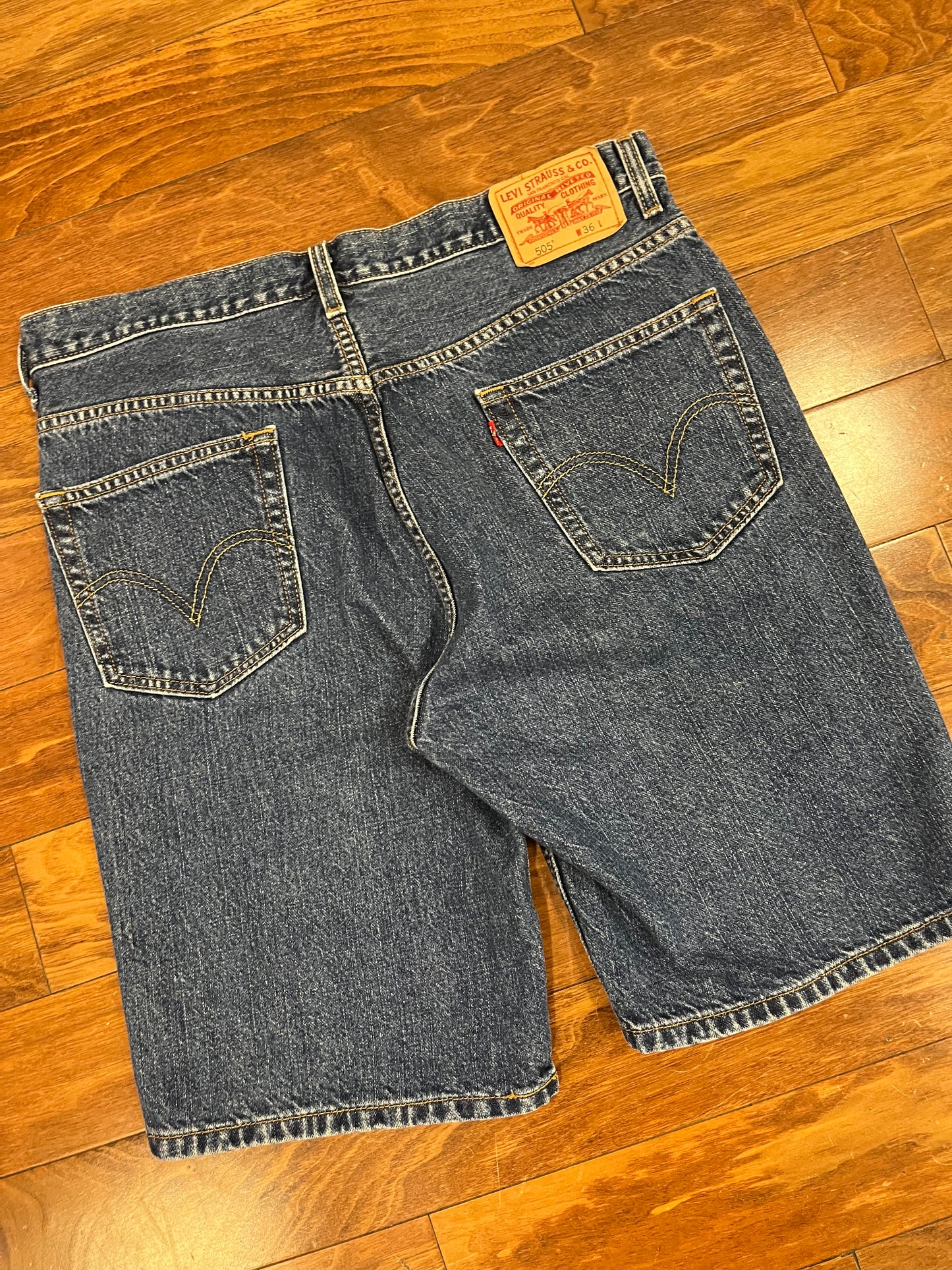 2007 Levi's 505 Dark Wash Jean Shorts (36)