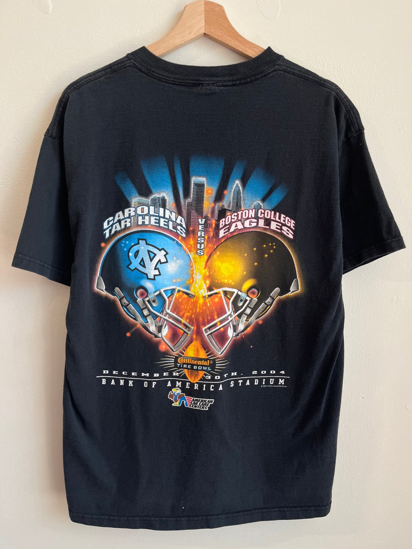 2004 UNC Tarheels vs Boston College Eagles Helmet Tee (L)