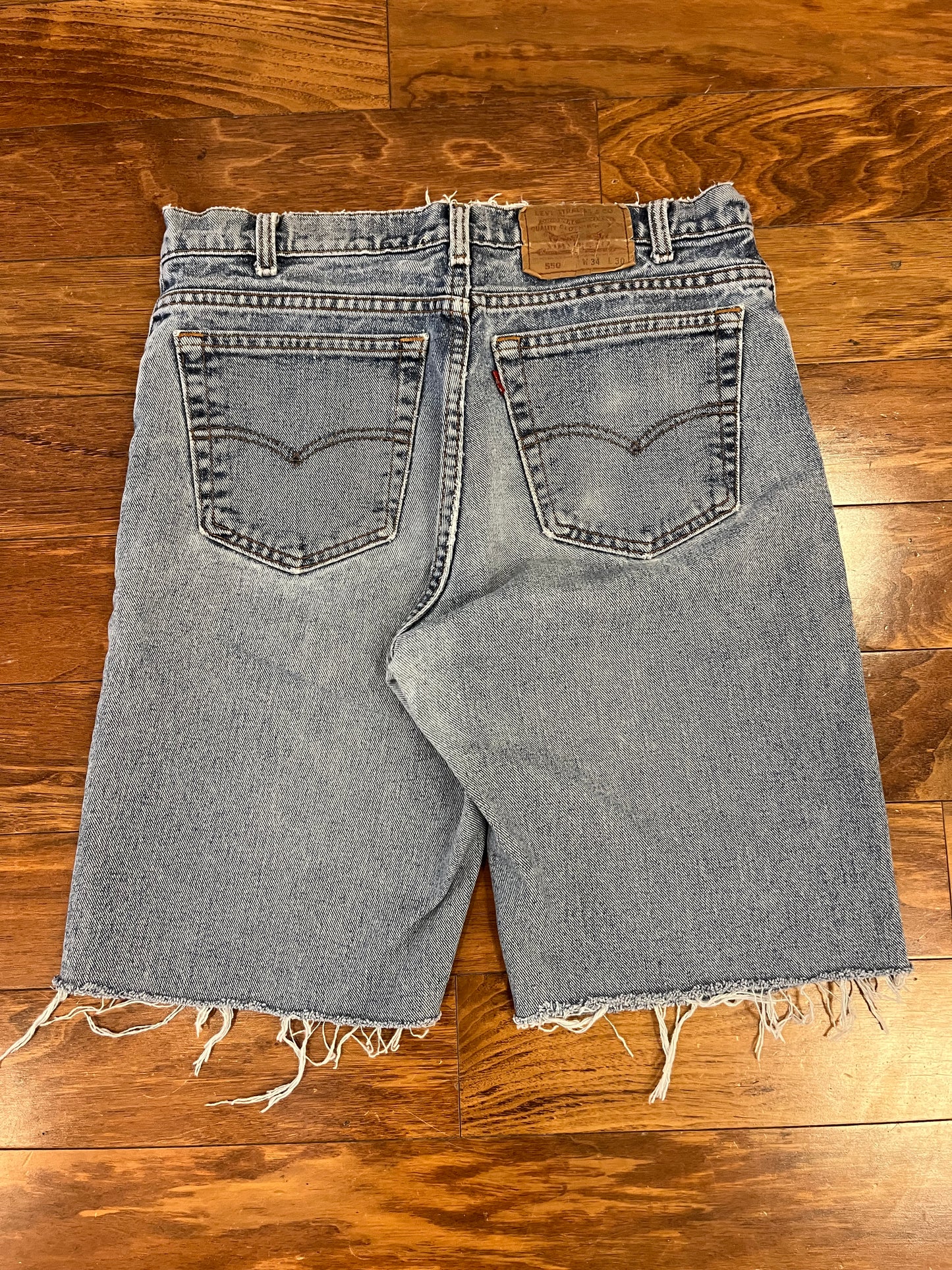 00s Levi's 550 Faded Mid Wash Shorts (34)