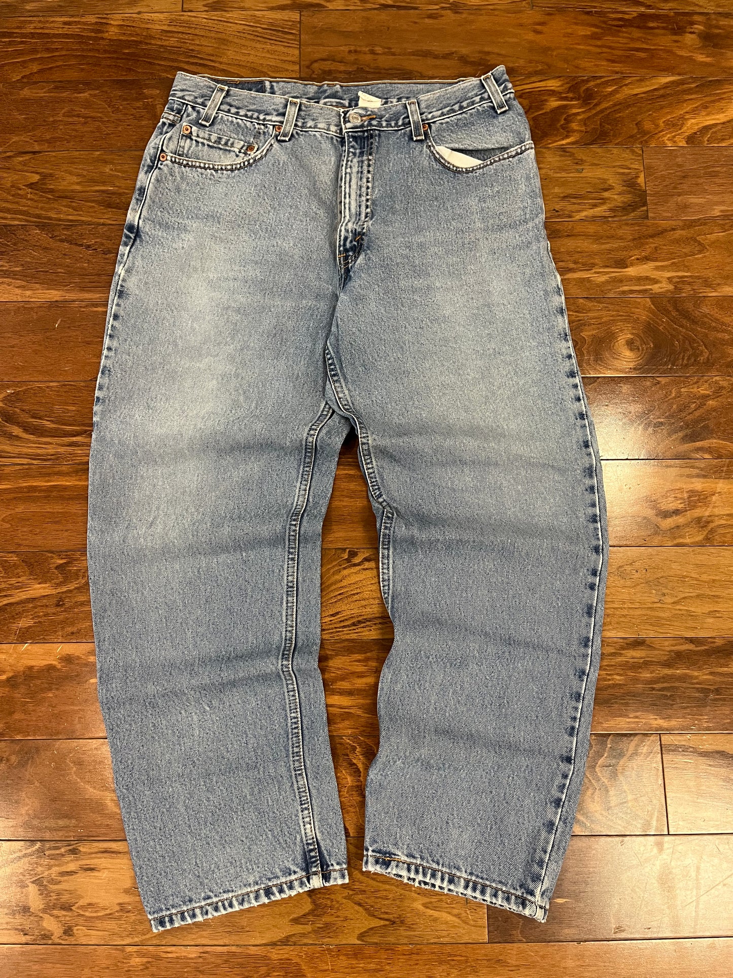 2002 Levi's 550 Light Wash Jeans (36 x 30)