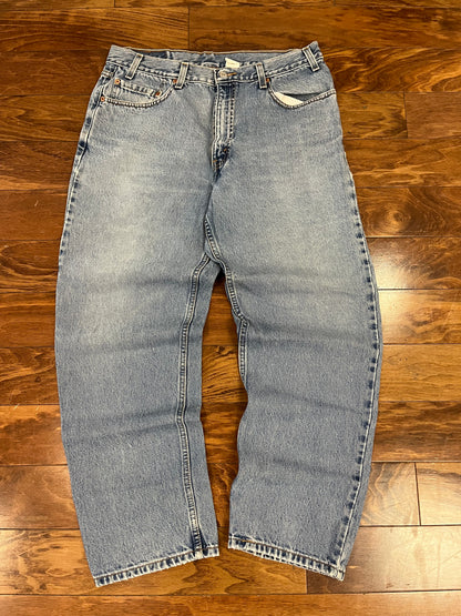 2002 Levi's 550 Light Wash Jeans (36 x 30)