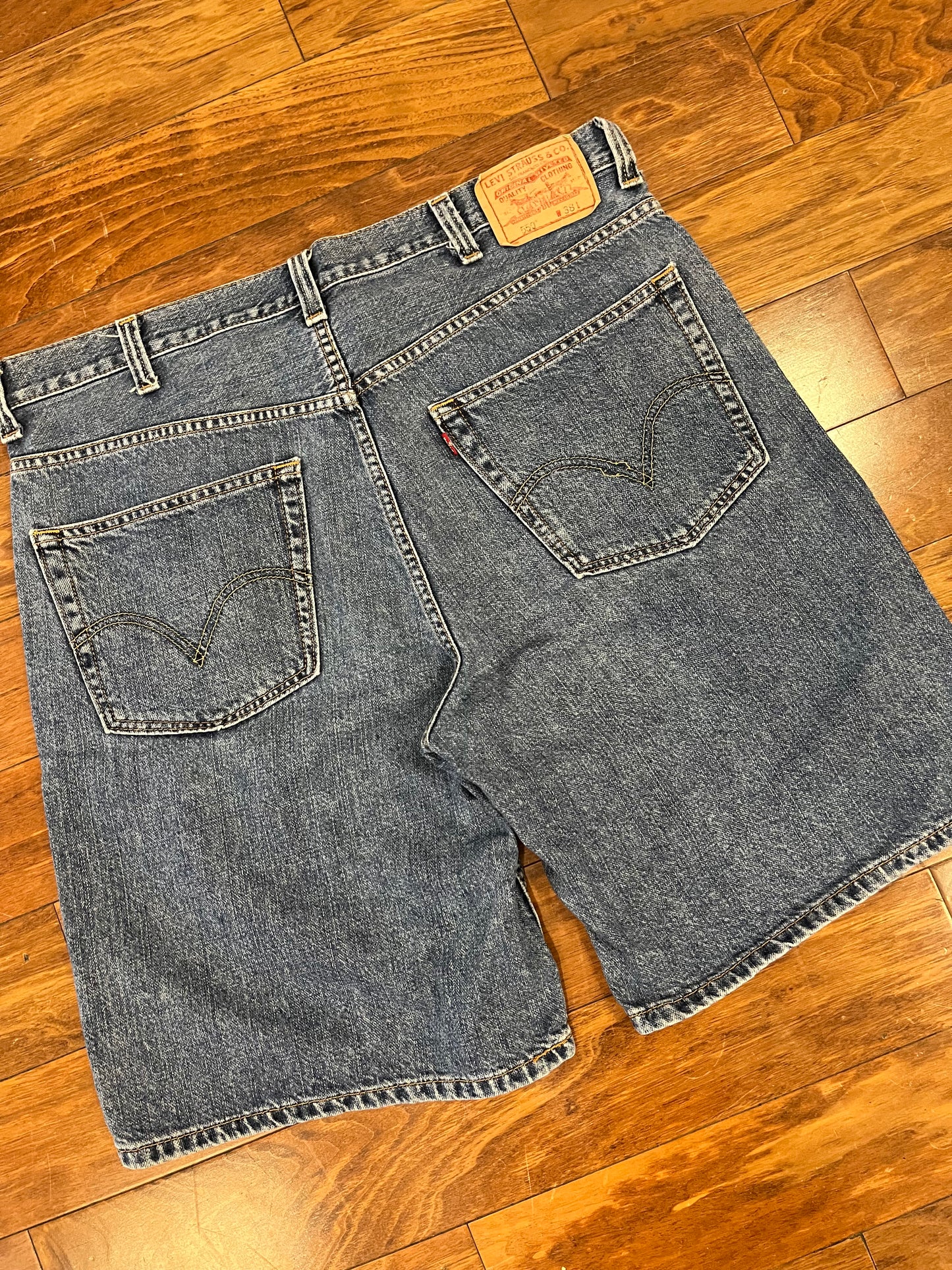 2010 Levi's 550 Dark Wash Shorts (38)