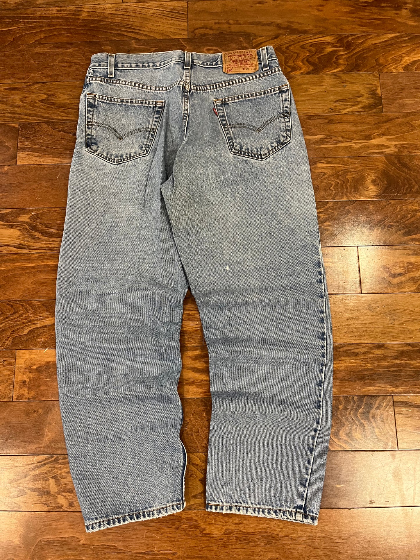 2002 Levi's 550 Light Wash Jeans (36 x 30)