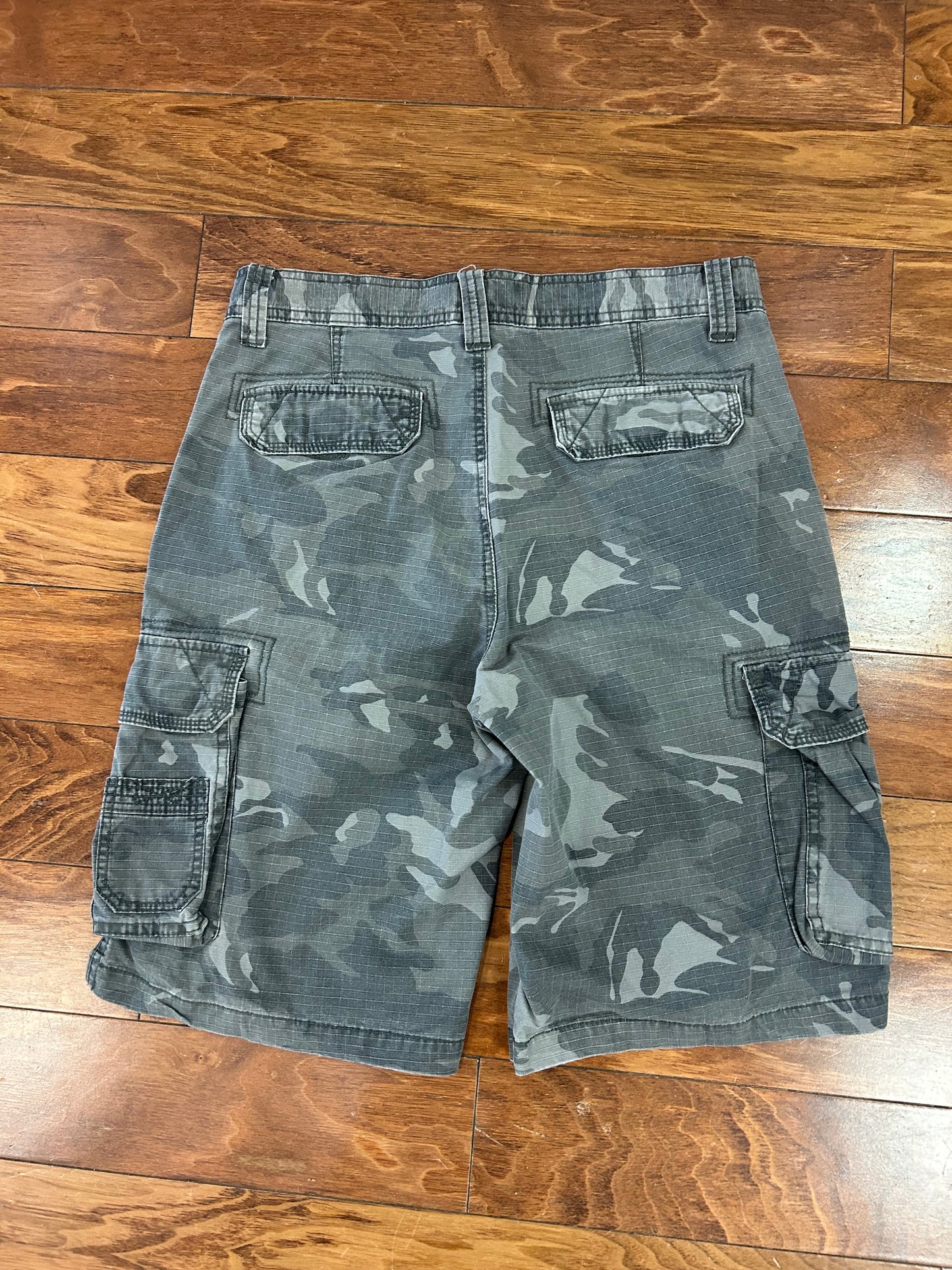 00s Cargo Supplies Camo Shorts (32)