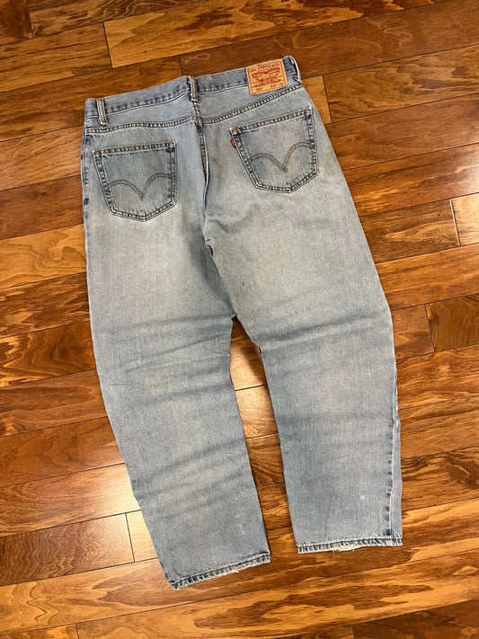 00s Levi's 550 Faded Light Blue Jeans (36 x 32)