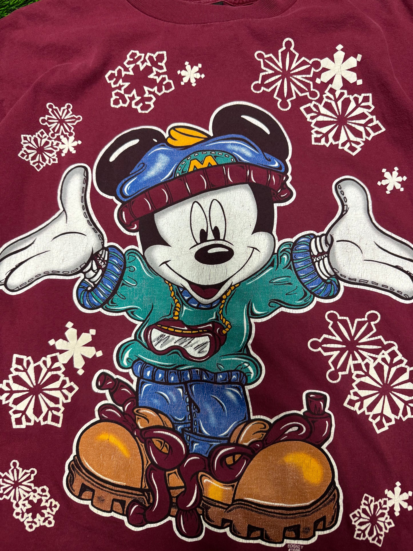90s Mickey Snowflake Graphic Vintage Tee (XL)