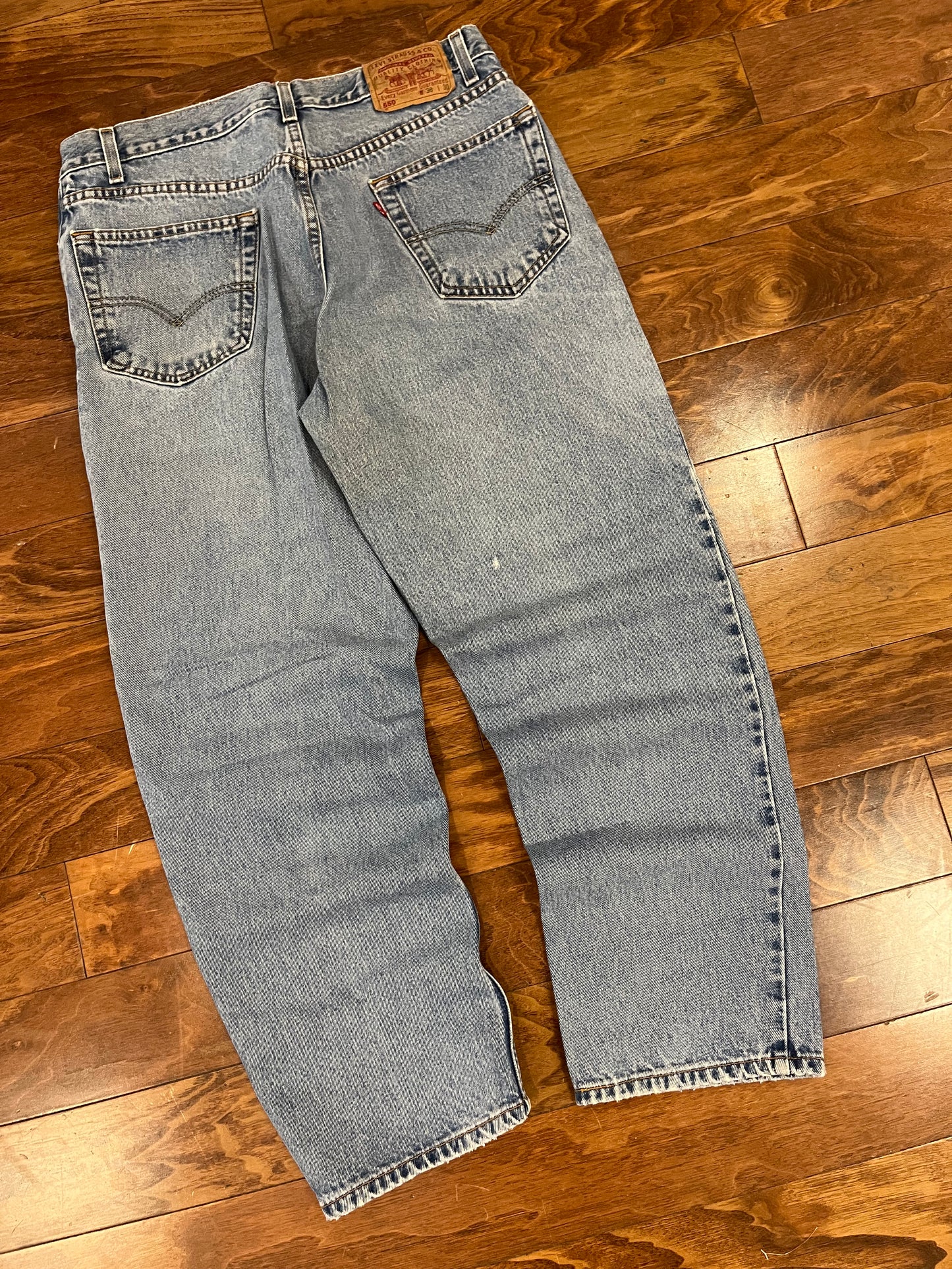 2002 Levi's 550 Light Wash Jeans (36 x 30)