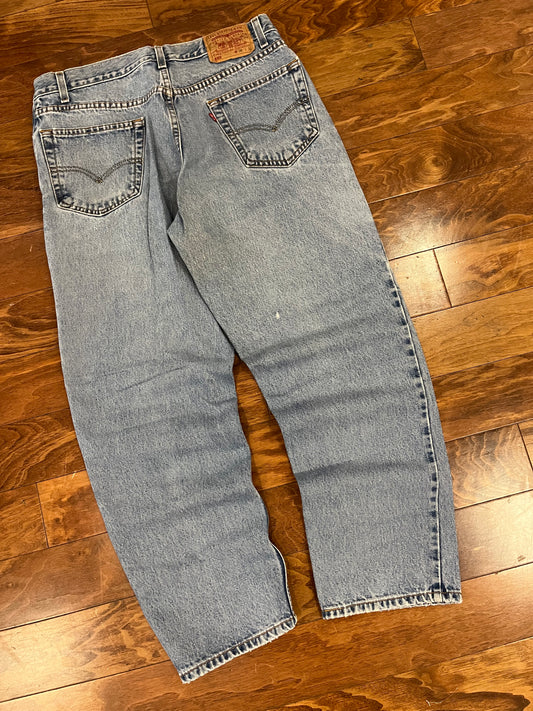 2002 Levi's 550 Light Wash Jeans (36 x 30)