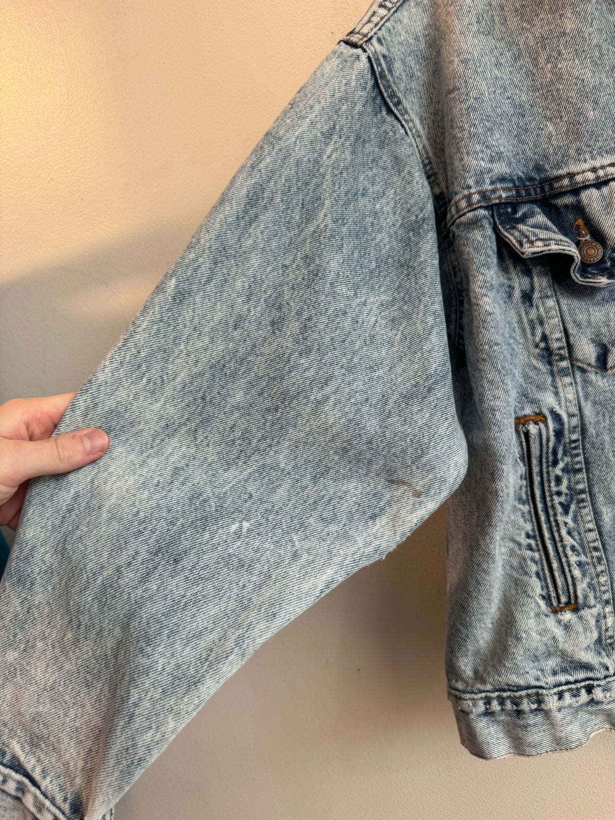 90s Levi's Faded Light Wash Denim Jacket (L)