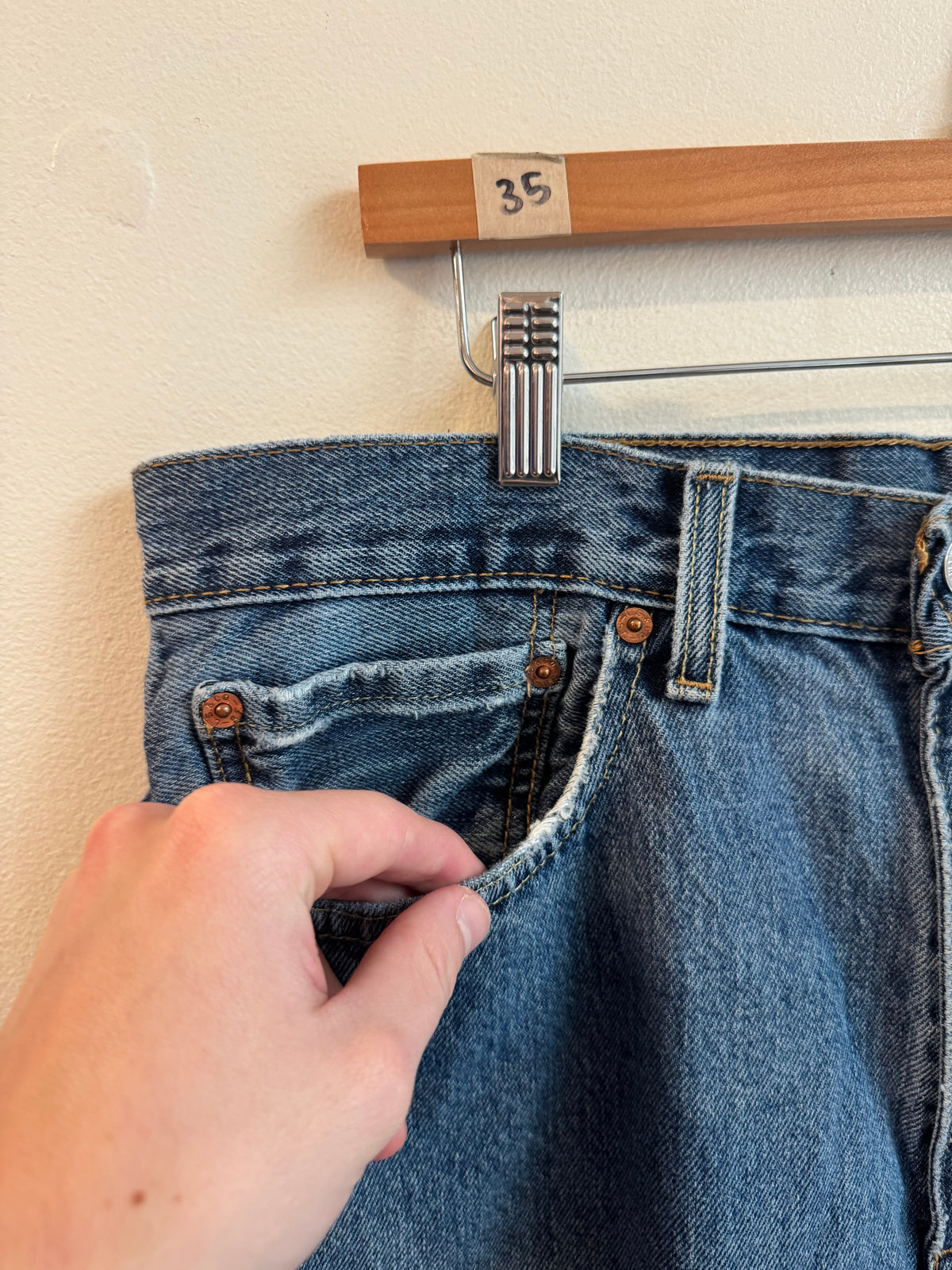 2010s Levi's 550 Dark Wash Shorts (35)