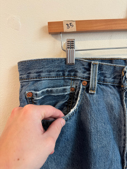 2010s Levi's 550 Dark Wash Shorts (35)