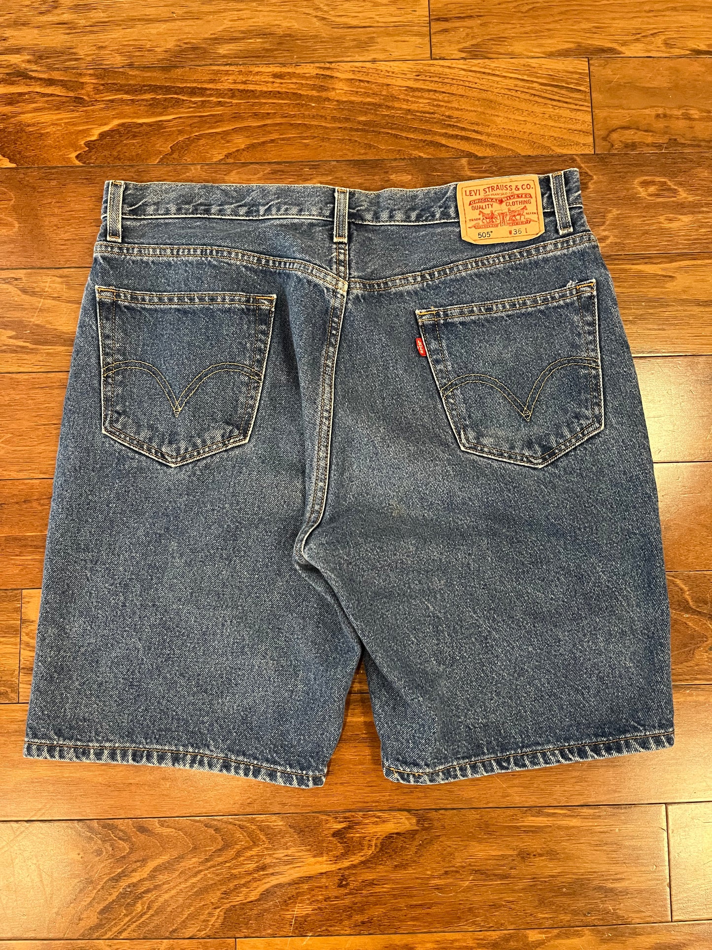 00s Levi's 505 Dark Wash Jean Shorts (36)