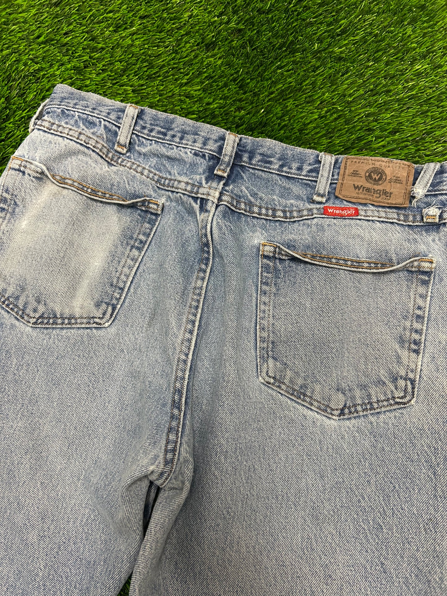 00s Wrangler Workwear Distressed Cut Off Vintage Jean Shorts (36)