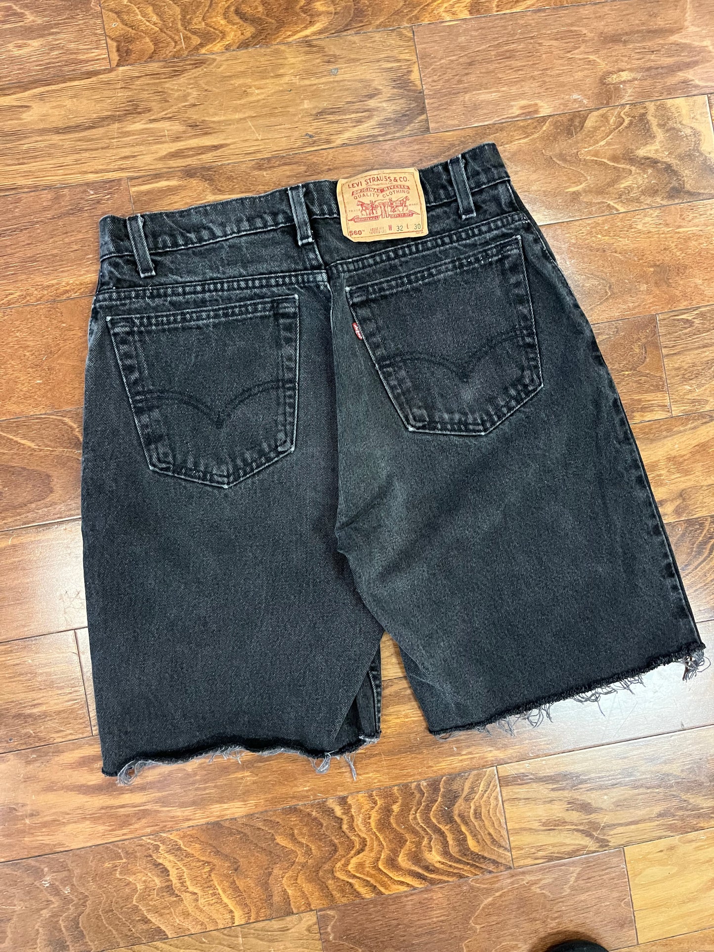 1995 Levi's 560 Loose Tapered Fit Faded Black Shorts (32)