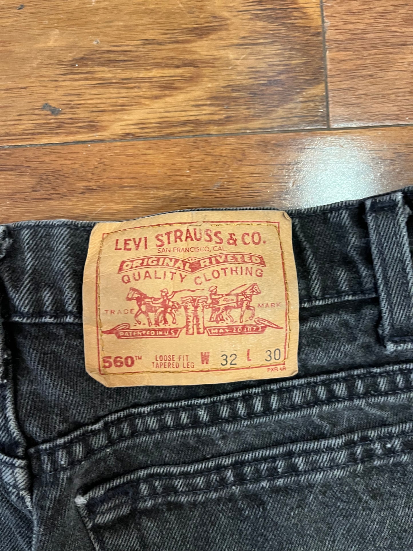 1995 Levi's 560 Loose Tapered Fit Faded Black Shorts (32)