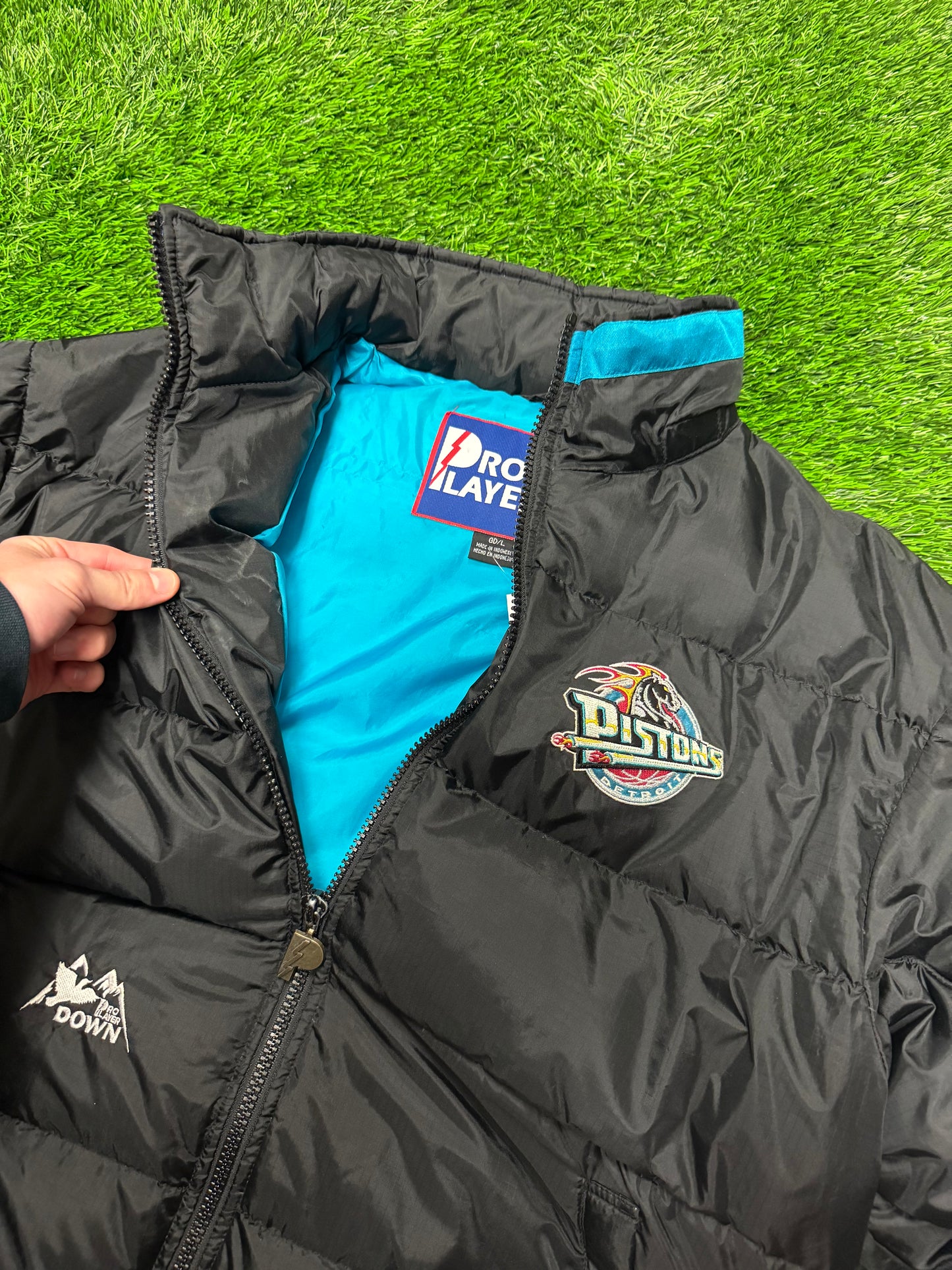 90s Detroit Pistons Vintage Pro Player Down Embroidered Puffer Jacket (L)