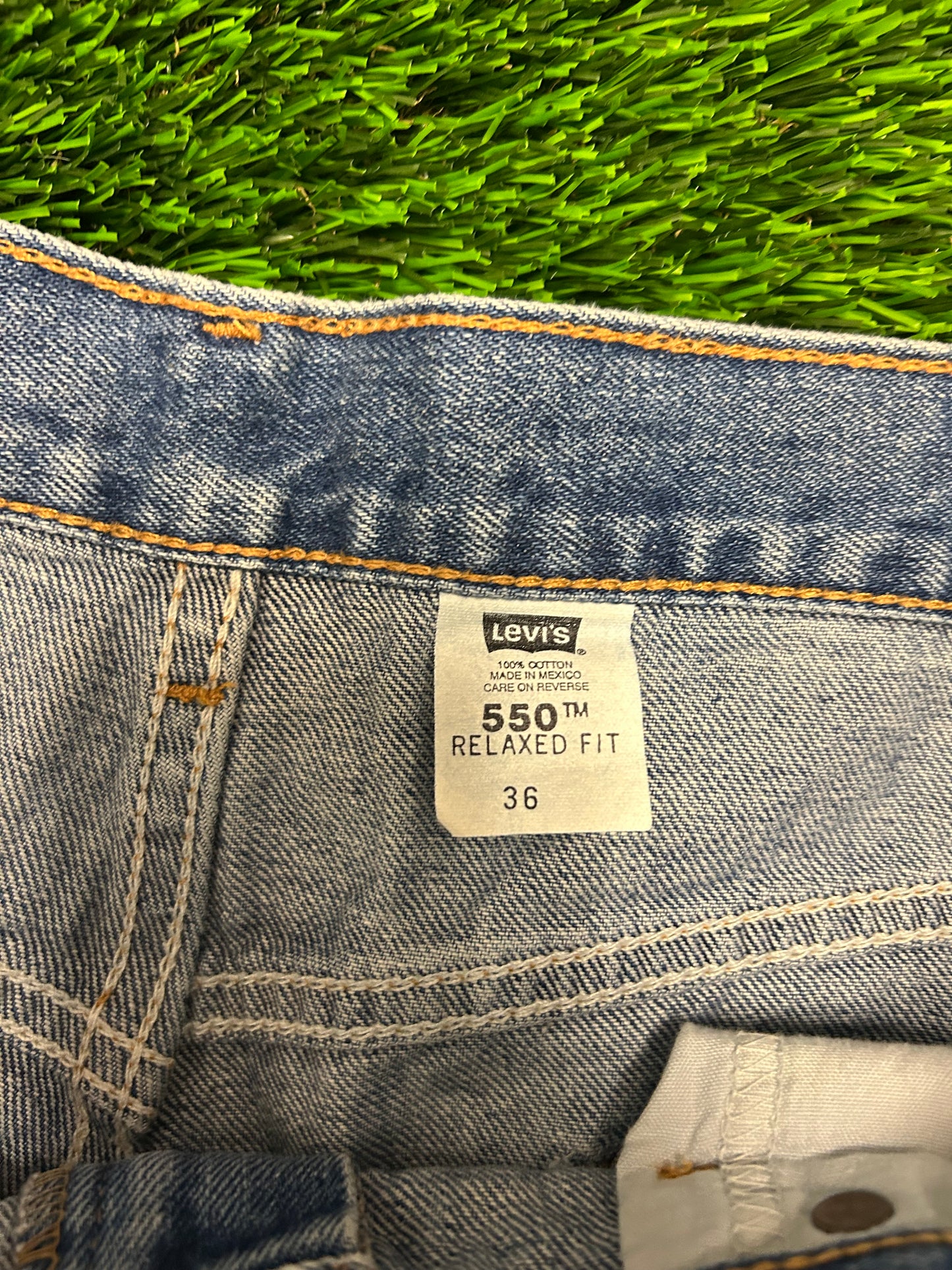 2001 Vintage Levi's 550 Dark Wash Jean Shorts (36)