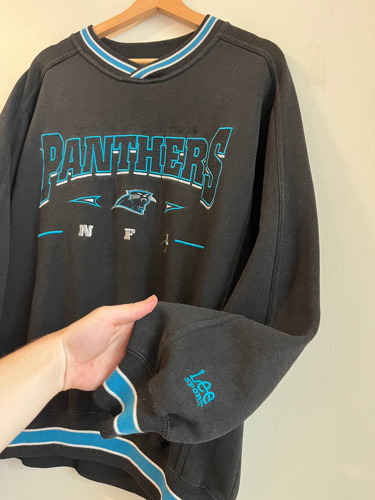 00s Carolina Panthers Lee Black Embroidered Crewneck (M)