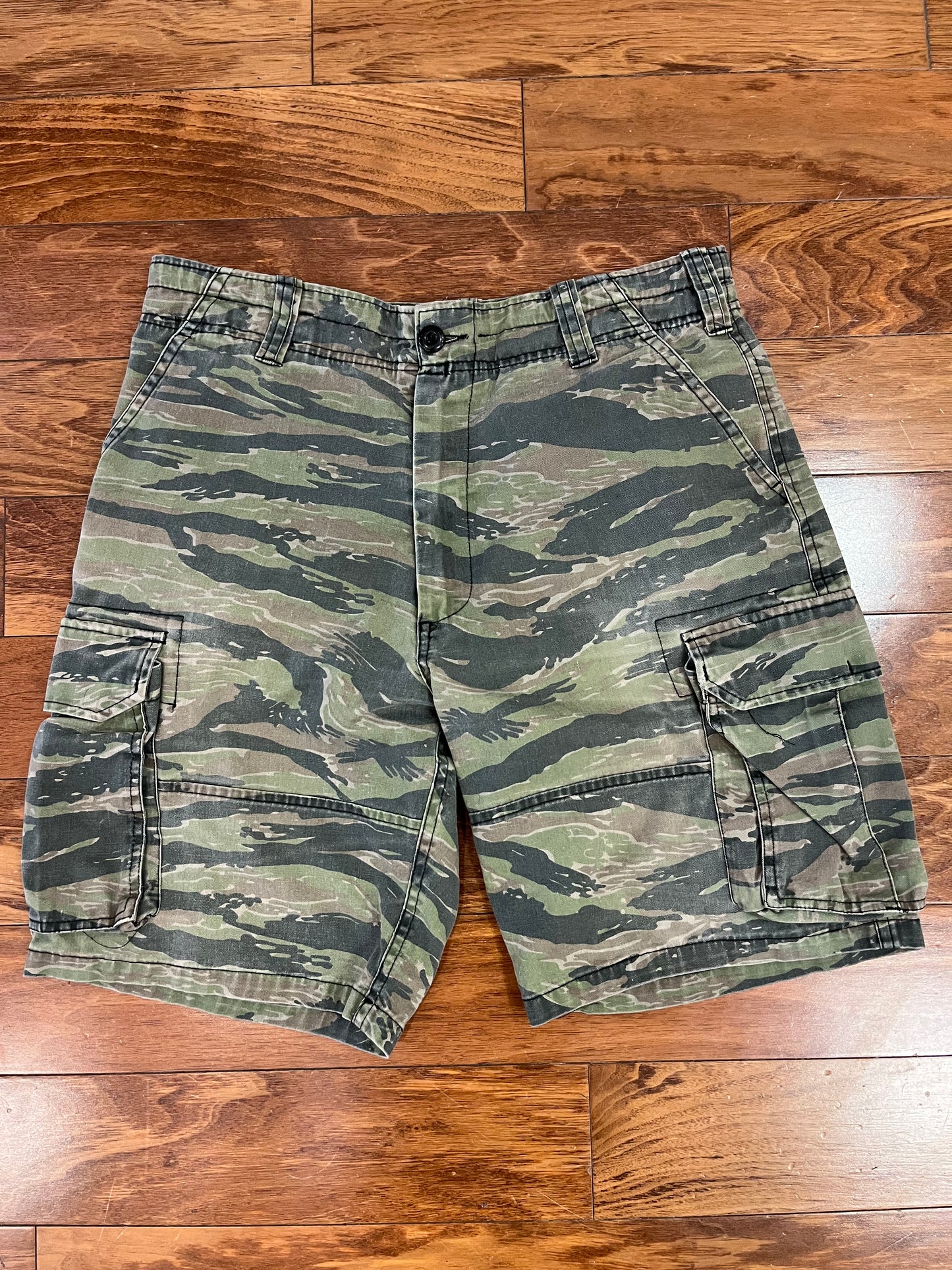 00s Military Camo Cargo Shorts (34)