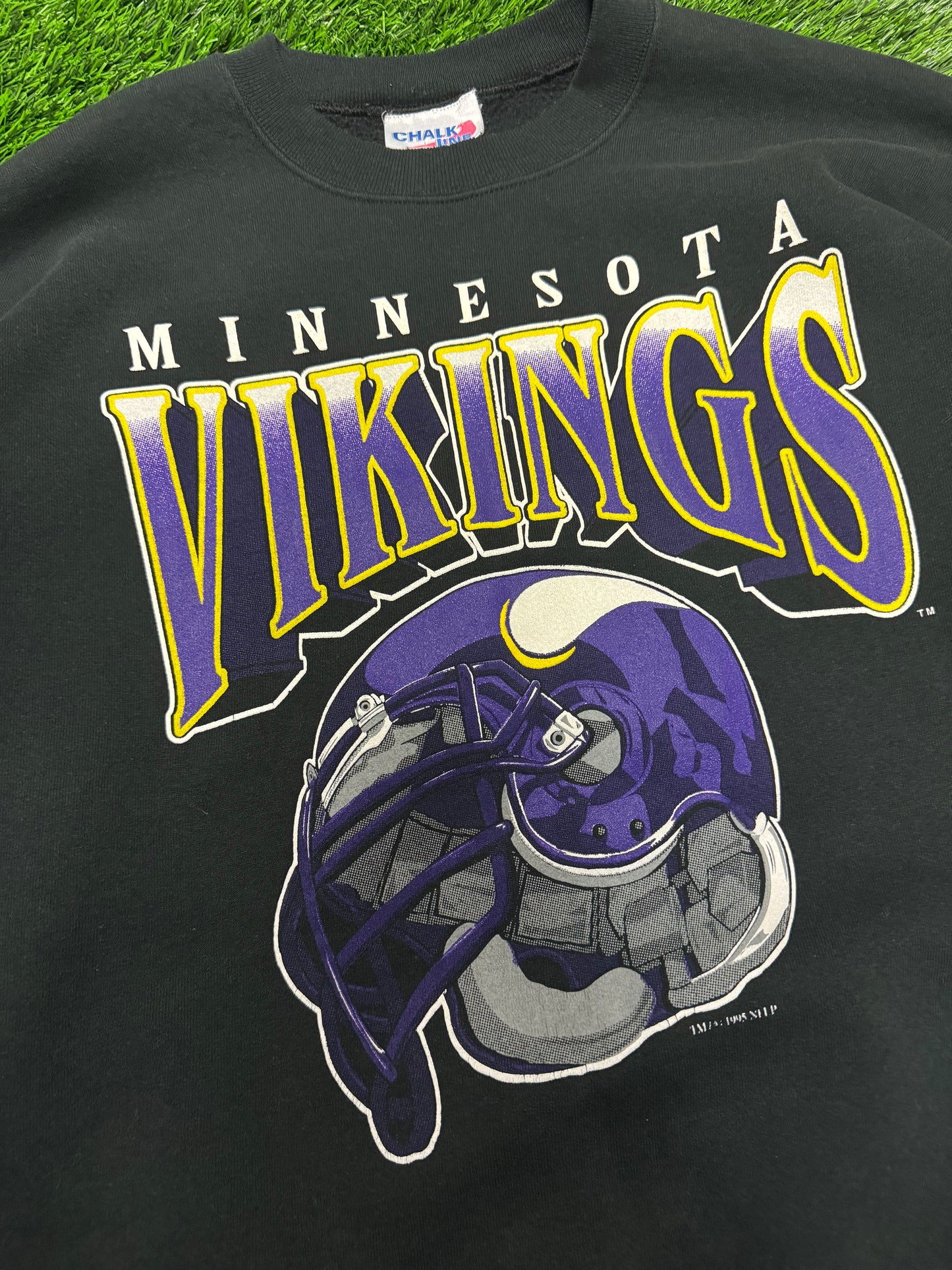 1995 Minnesota Vikings Helmet Vintage Chalk Line Graphic Crewneck (XL)