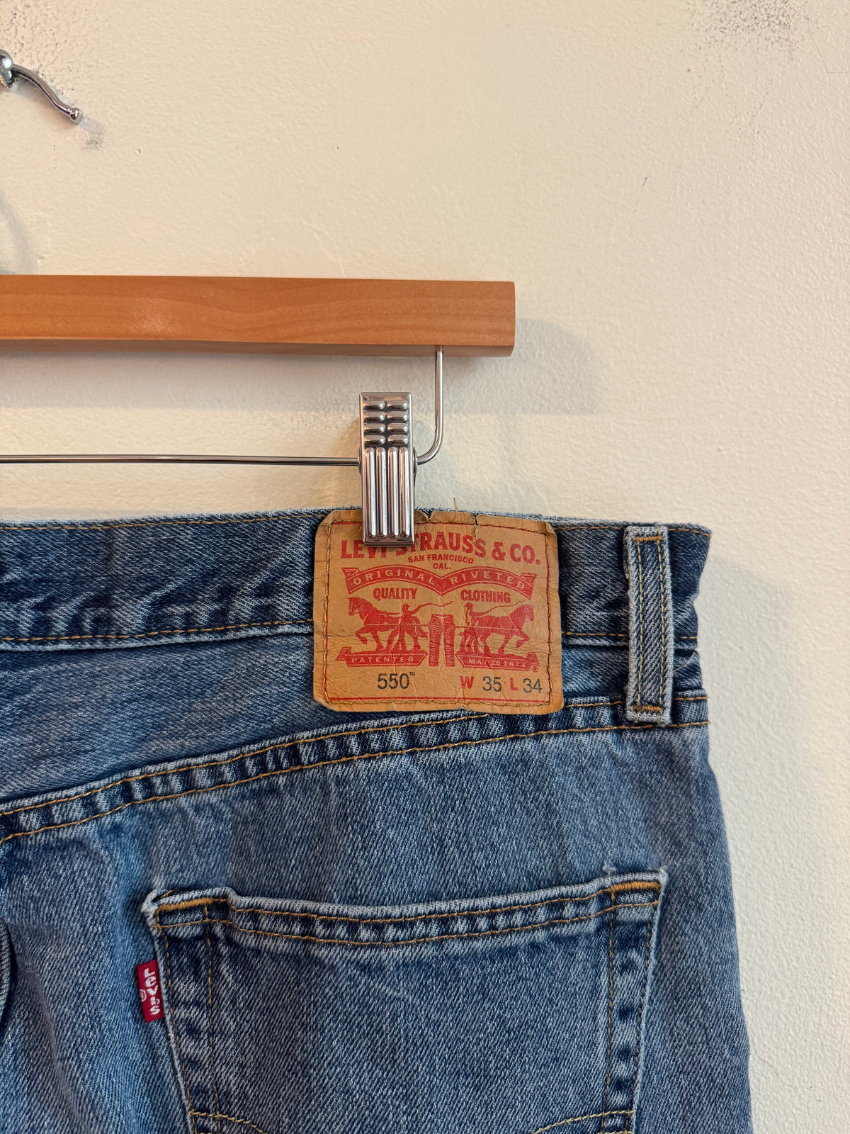 2010s Levi's 550 Dark Wash Shorts (35)