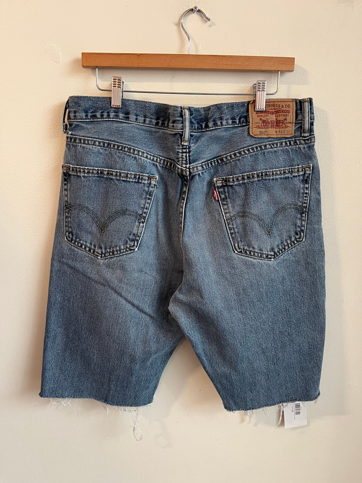 00s 550 Levi's Mid Wash Shorts (34)