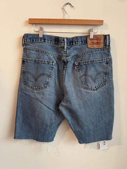 00s 550 Levi's Mid Wash Shorts (34)