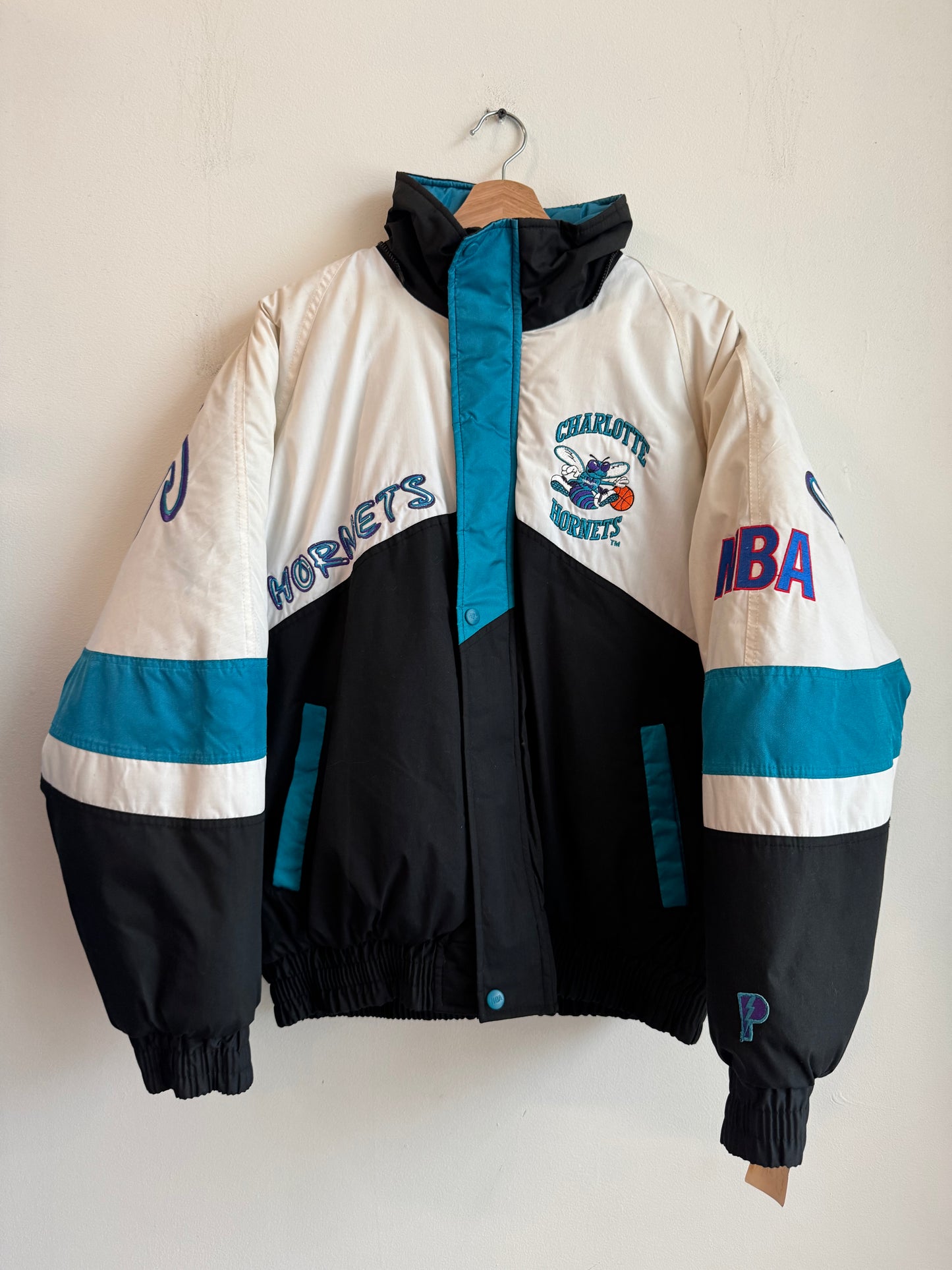 1990s Charlotte Hornets Pro Player Big Spell Out Rare Puffer Jacket (M)