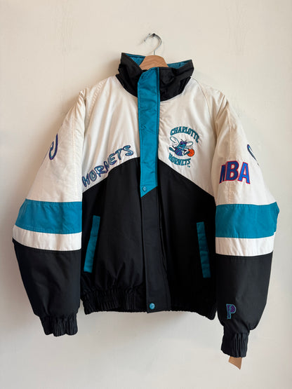 1990s Charlotte Hornets Pro Player Big Spell Out Rare Puffer Jacket (M)