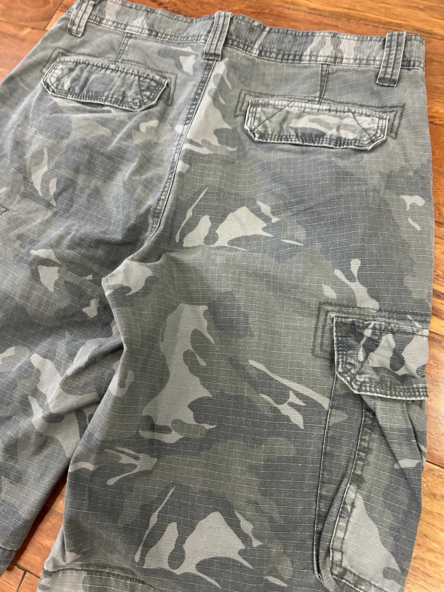 00s Cargo Supplies Camo Shorts (32)