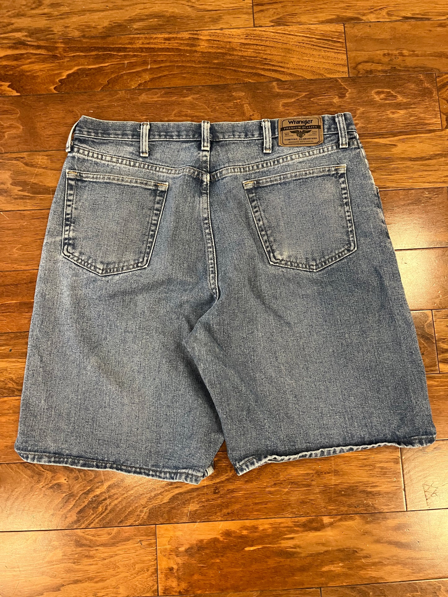 00s Wrangler Faded Blue Shorts (38)