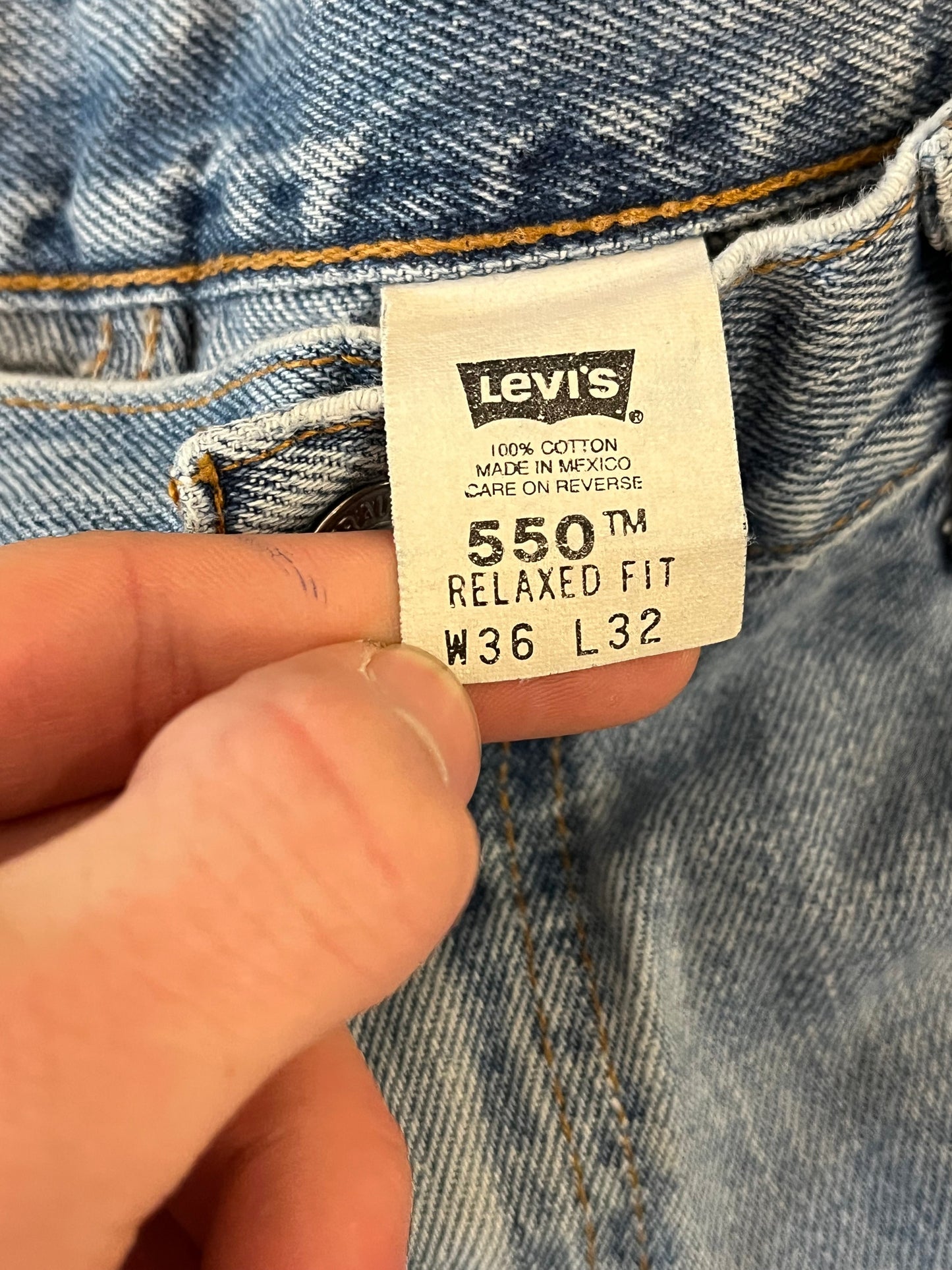 2000 Levi's 550 Light Wash Blue Jeans (36 x 32)