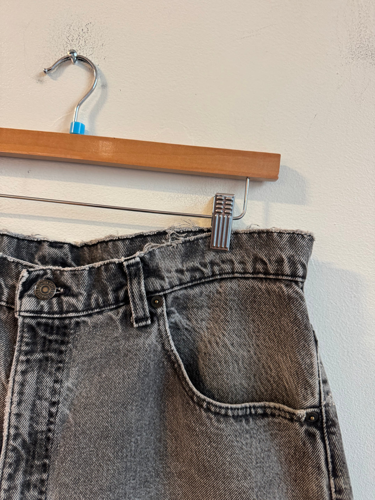 90s Levi's 560 Faded Black Jean Shorts (37)