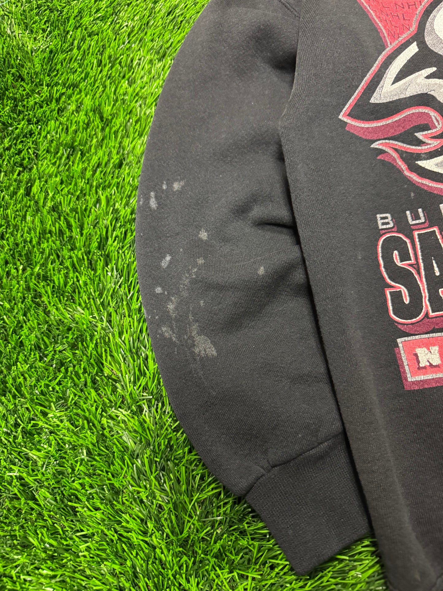 1997 Buffalo Sabres Stanley Cup Thrashed Vintage NHL Crewneck (M)