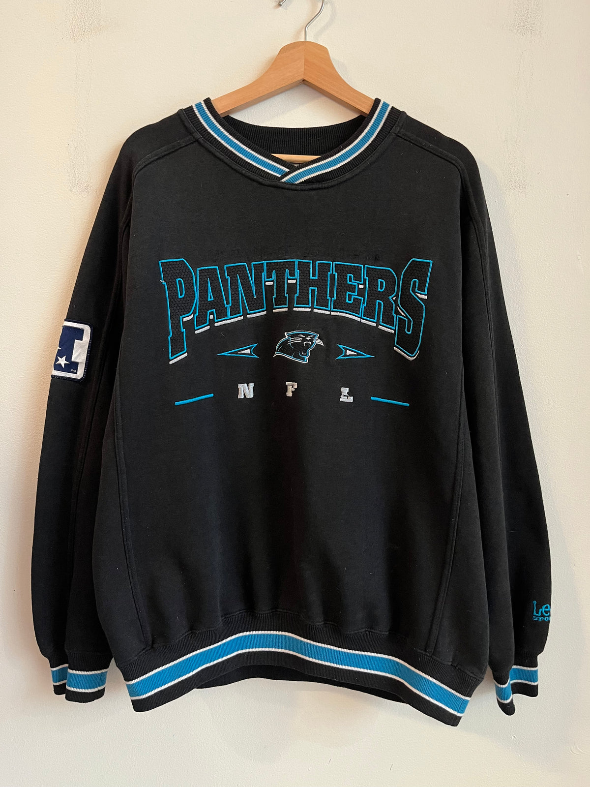 00s Carolina Panthers Lee Black Embroidered Crewneck (M)