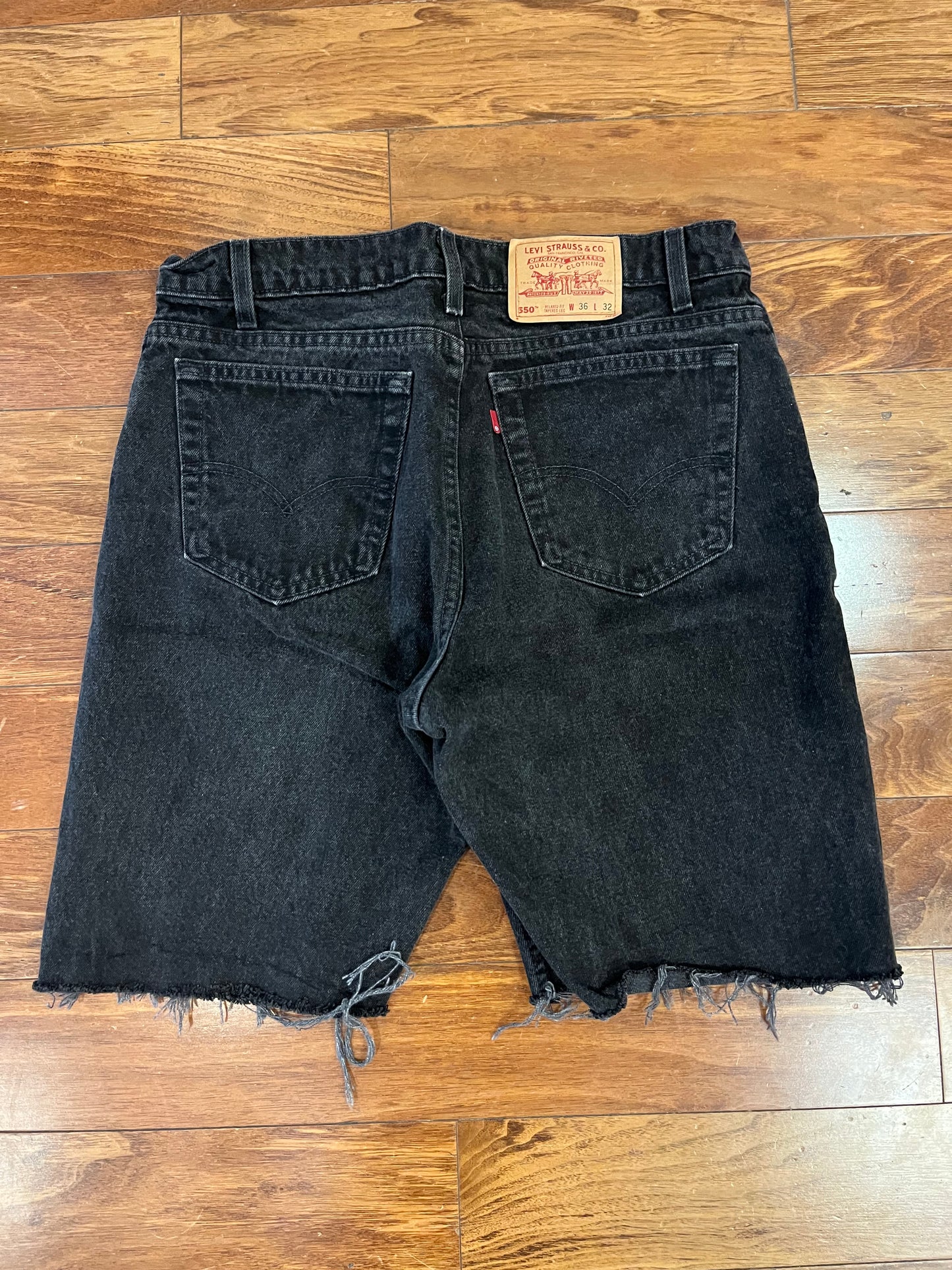 1996 Levi's 550 Black Jean Shorts (36)
